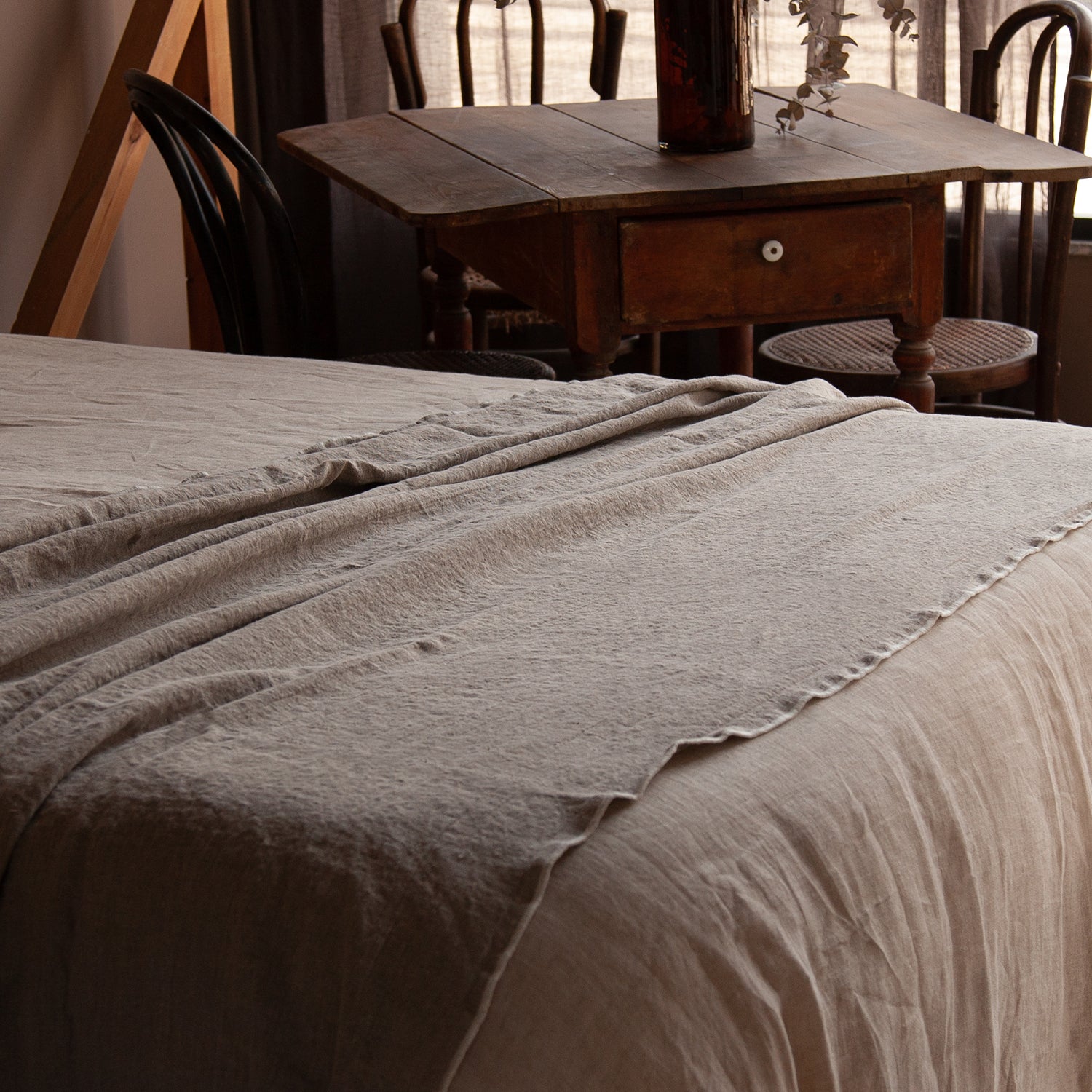 Plaid natural en cama de lino.