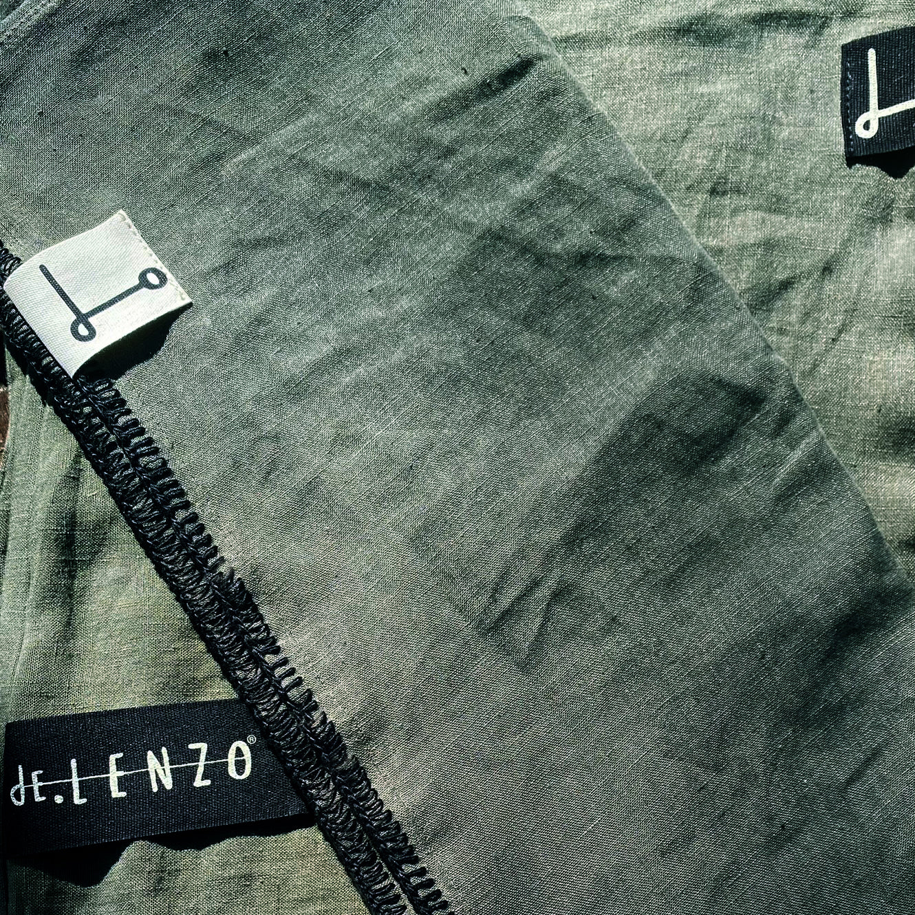 DETALLE DE ACABADO EN ALMOHADAS DE LINO VERDE