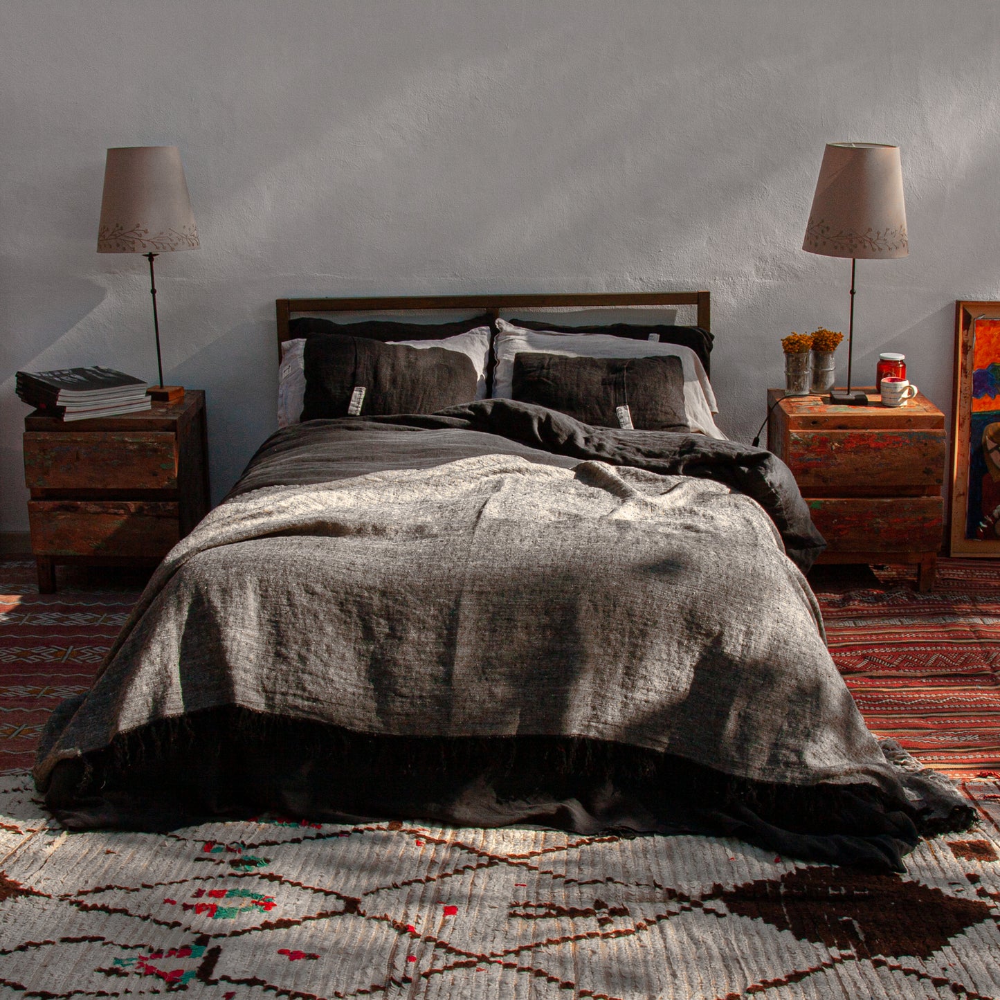 Plaid de lino negro jaspeado con natural y sábanas negras