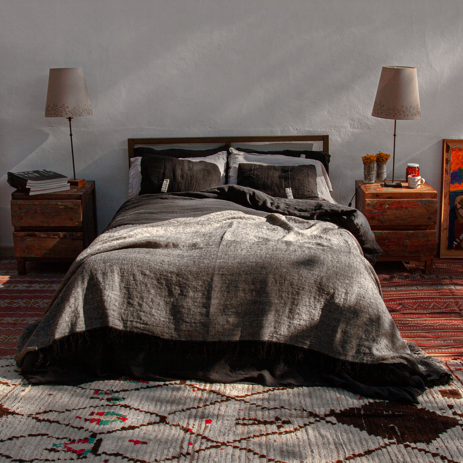 Plaid de lino negro jaspeado con natural y sábanas negras