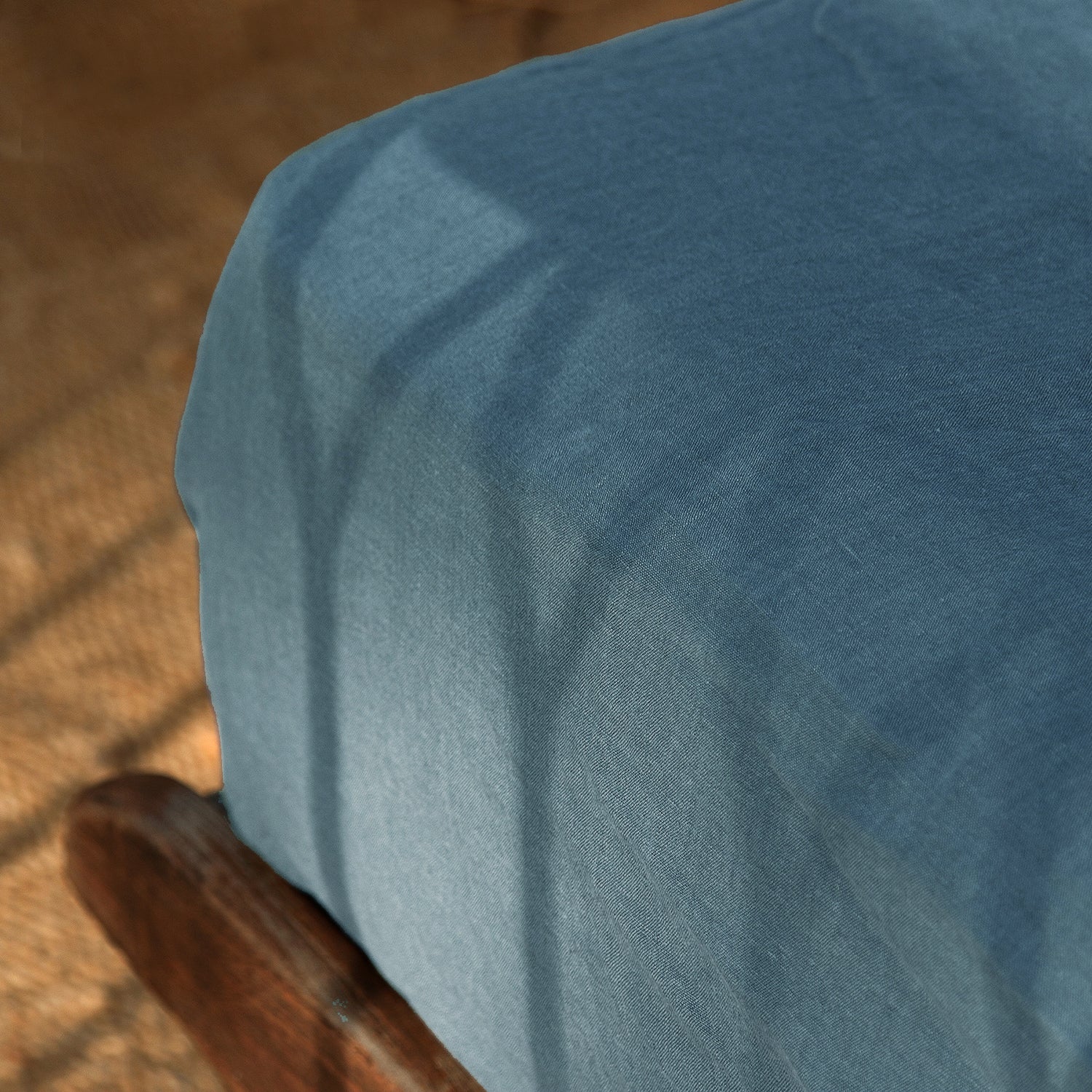Sábana bajera de color azul plomo. Sábana de lino lavado.