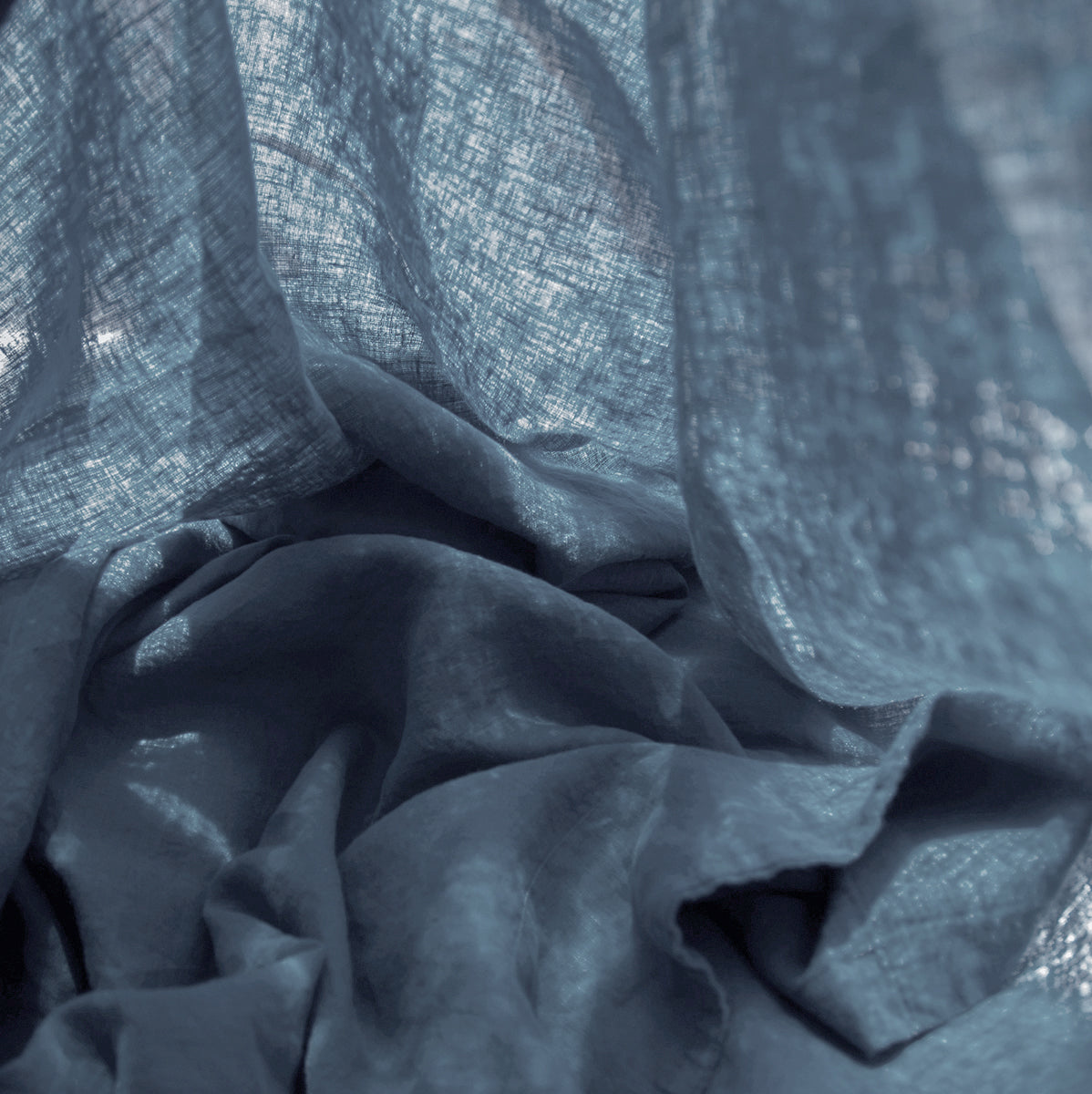 Detalle del lino azul de sábana.