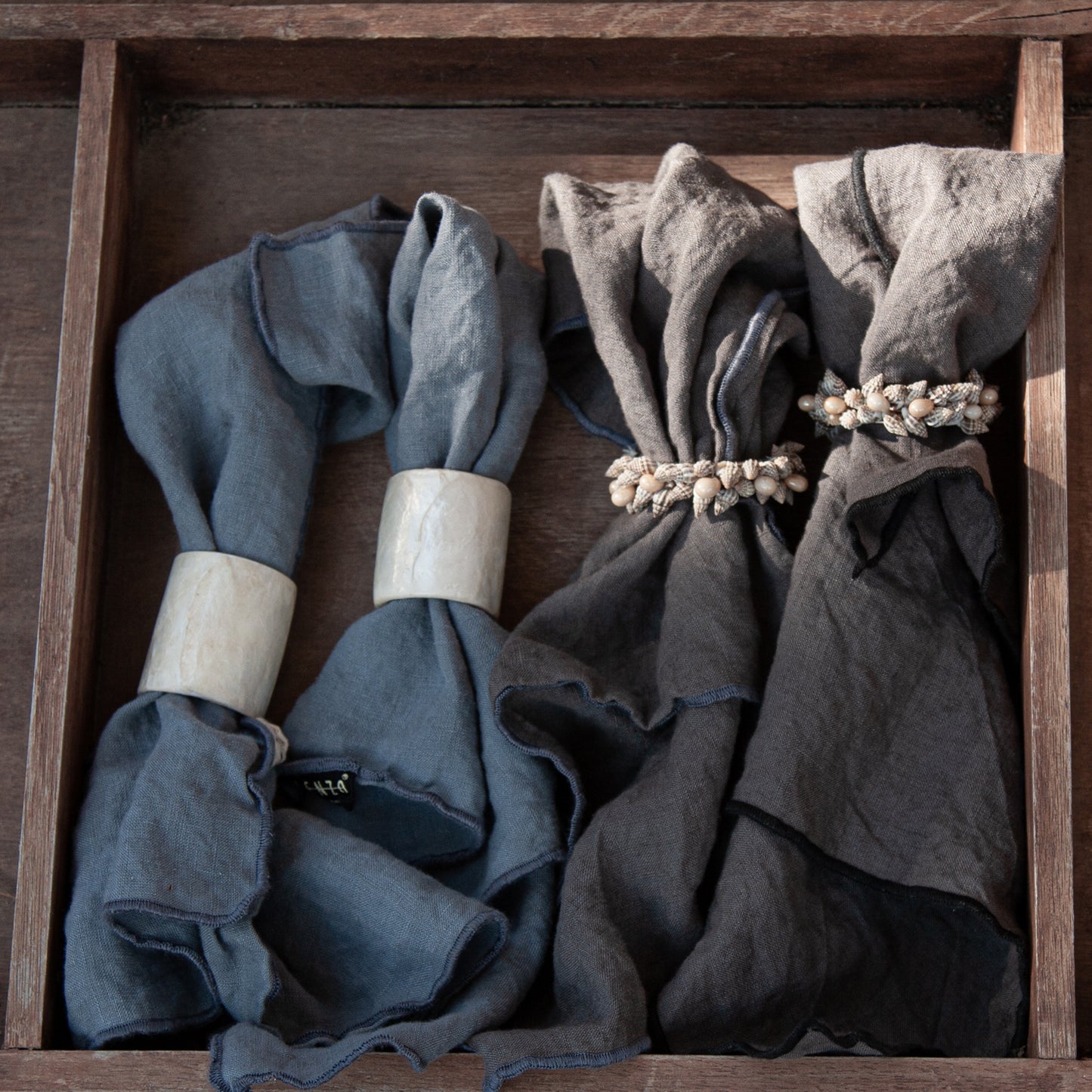 Servilletas azules y grises de lino lavado.