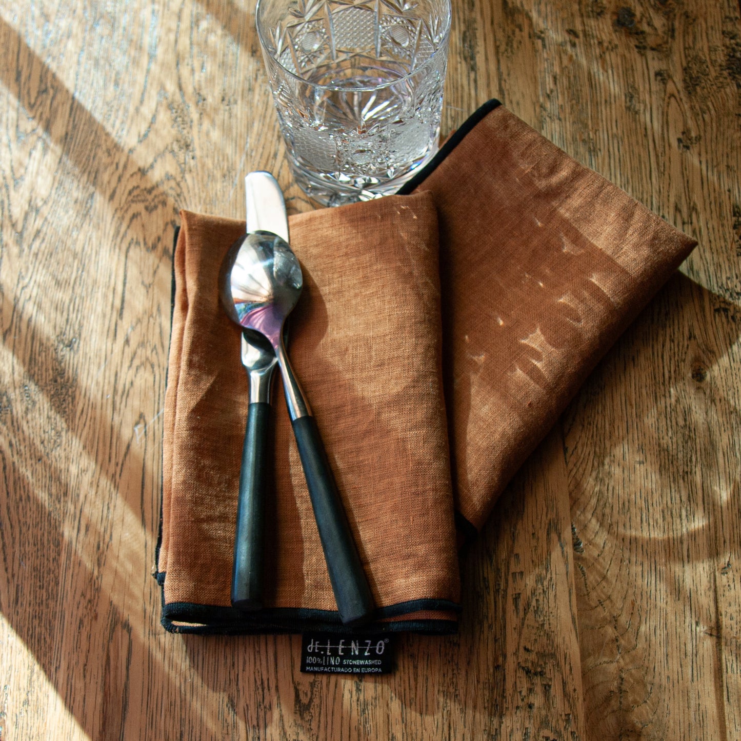 Servilletas teja con overlock negro.