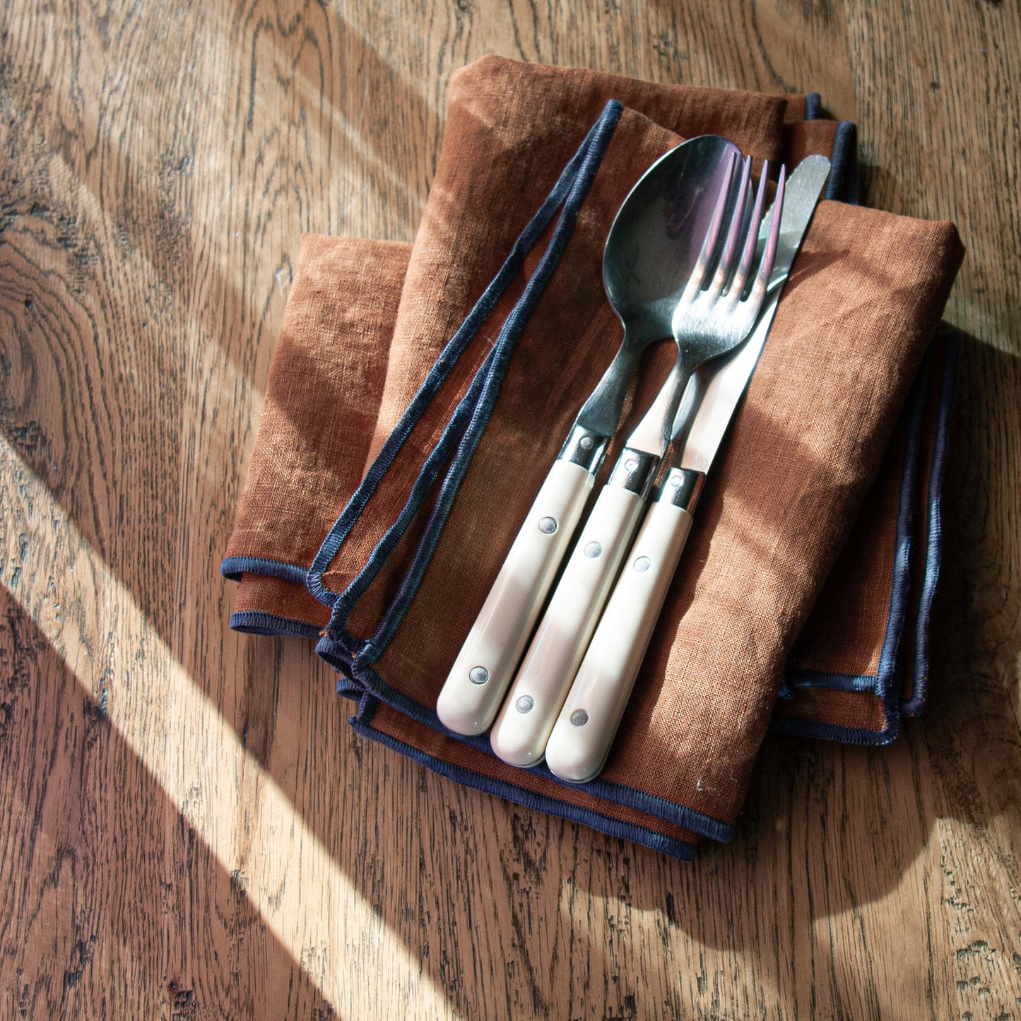 Servilletas con repulgo azul contratado.