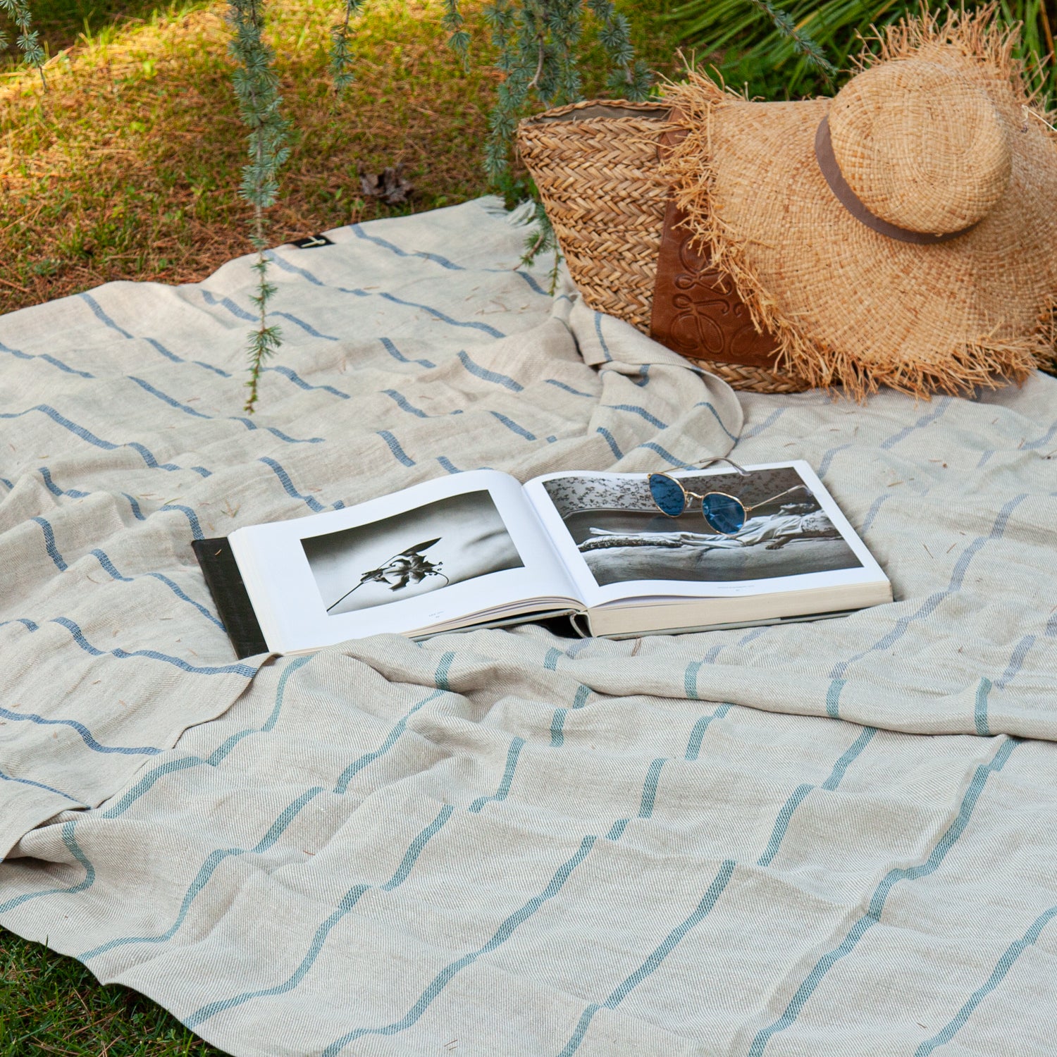 Toallas de lino natural con rayas de colores.