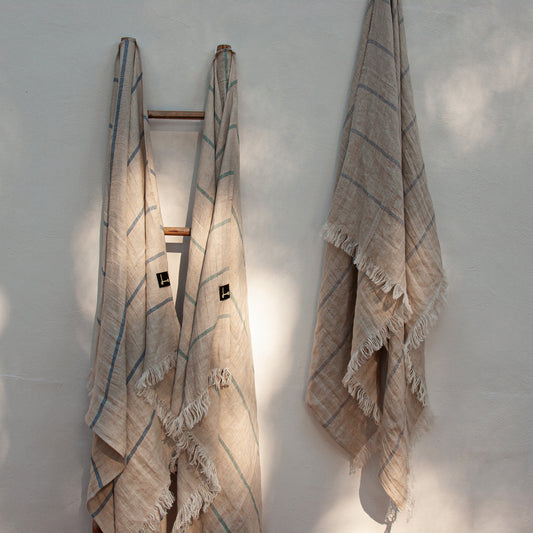 Juego de toallas de lino natural con rayas de colores.