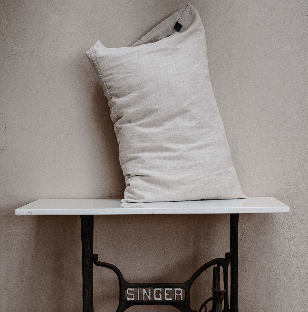 Funda de almohada de lino natural rústico.