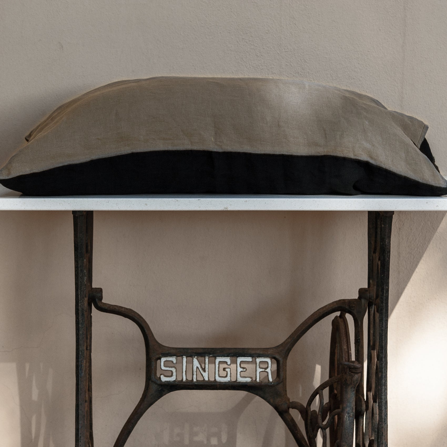 Funda de almohada de lino NEGRA&NATURAL - dE.LENZO 