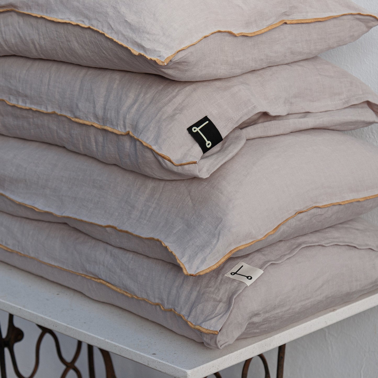 Juego de fundas de almohadas con repulgo mostaza.