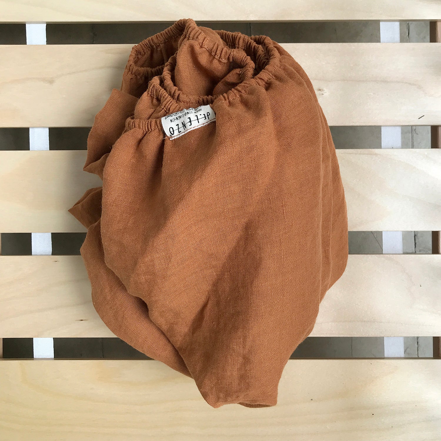 Bajera de lino engomada. Bajera de color teja.