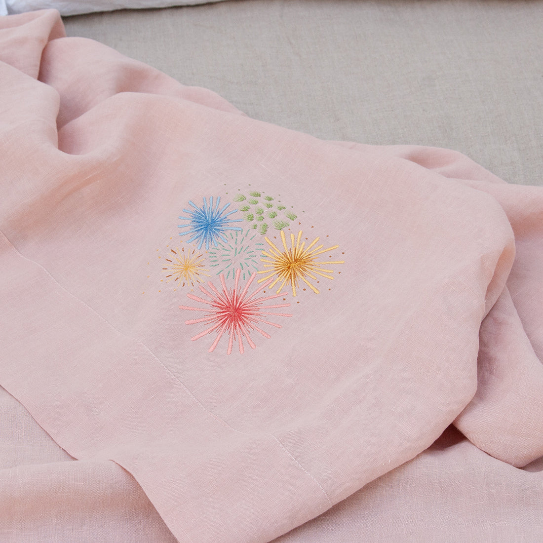 Sabana de lino bordada