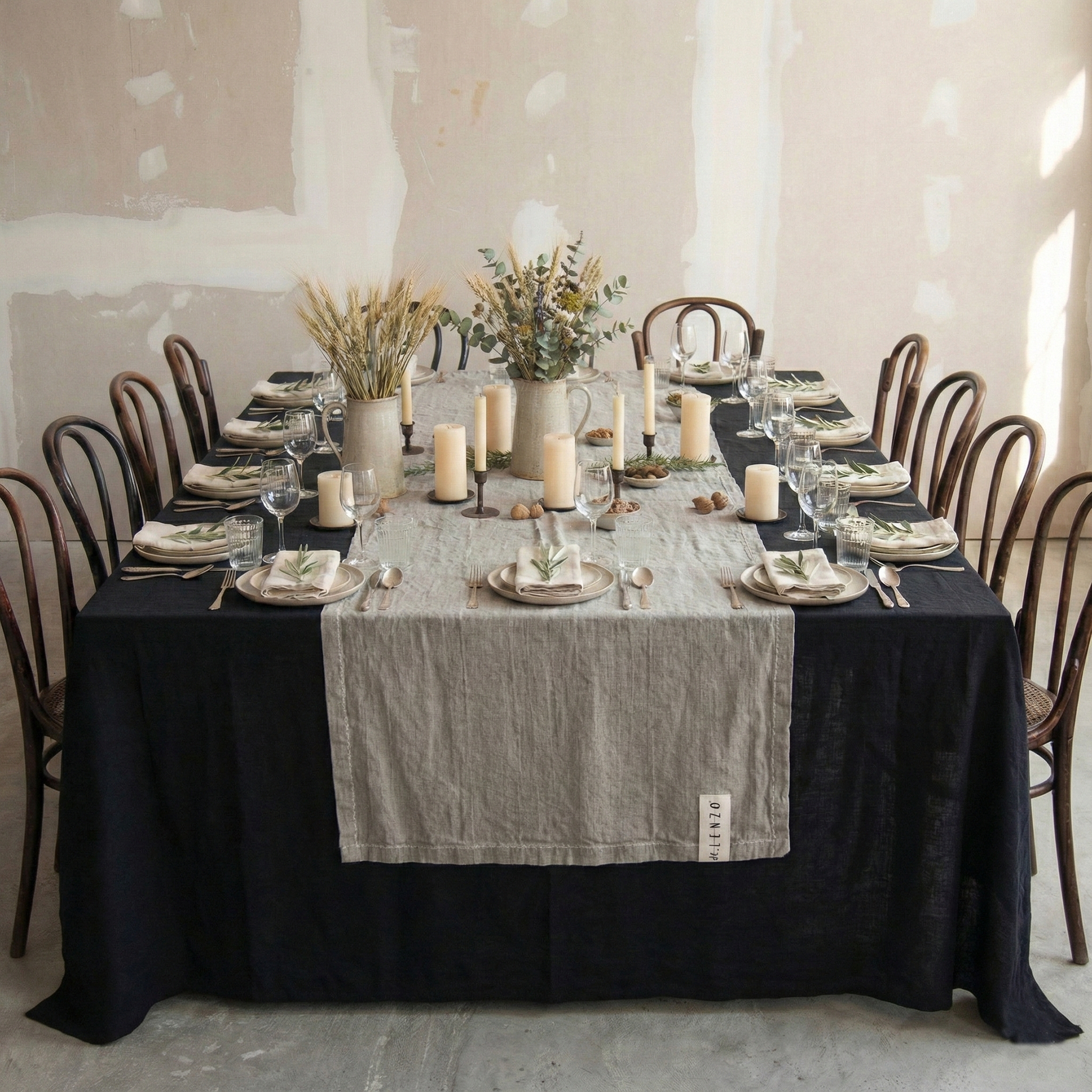 Mesa cuadrada con mantel de lino negro