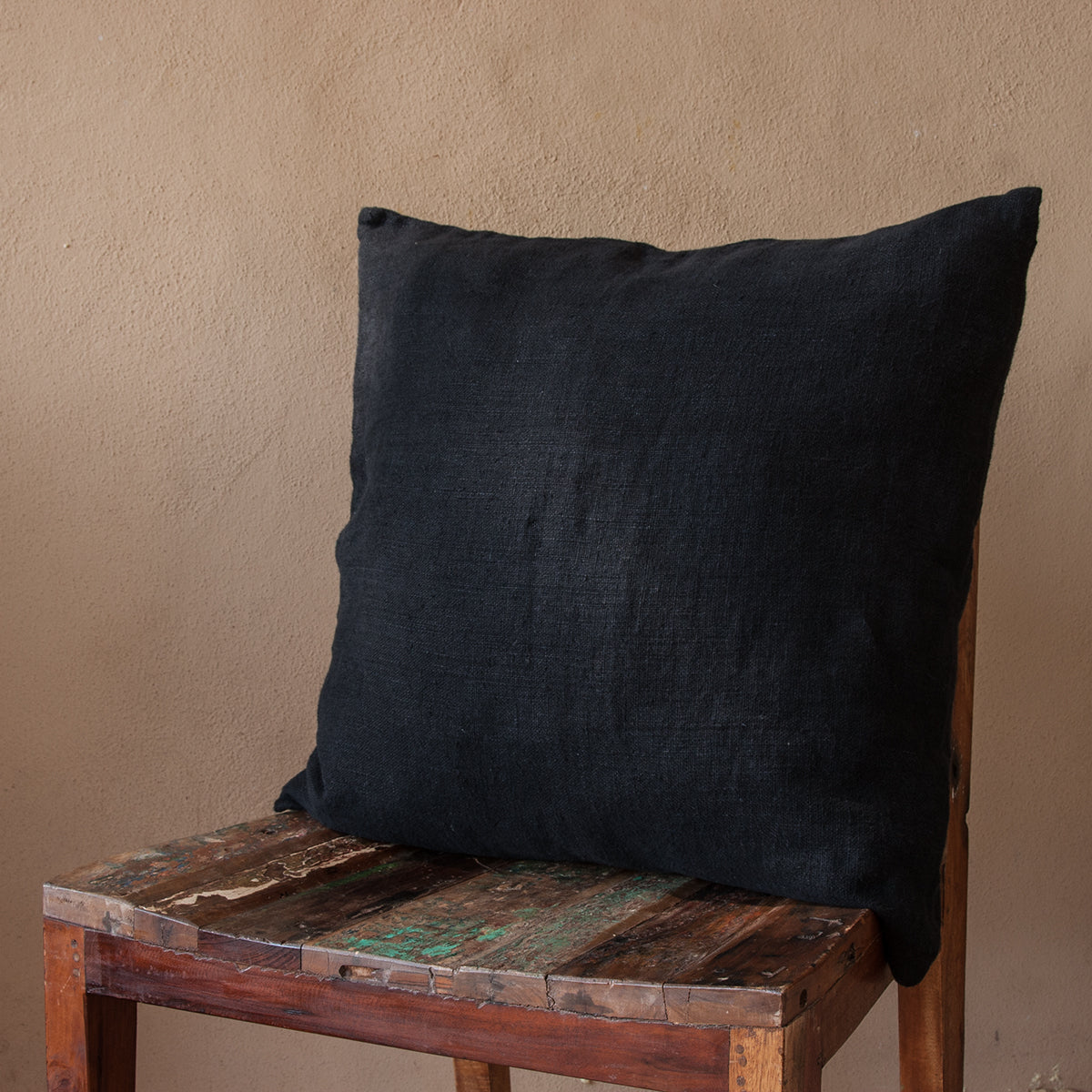 COJIN-DE-LINO-NEGRO-RUSTICO