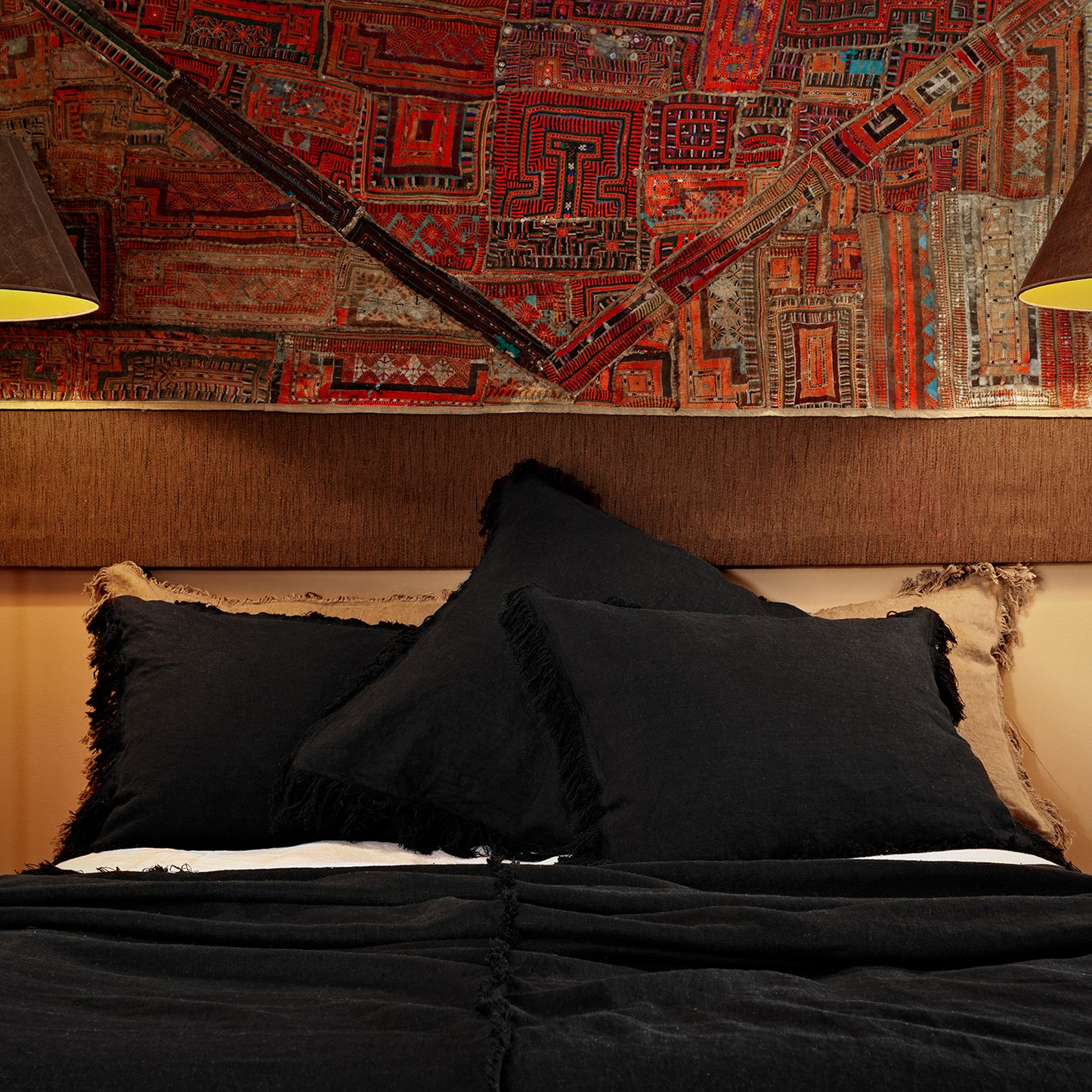 Colcha de lino de color negro con cojines negros