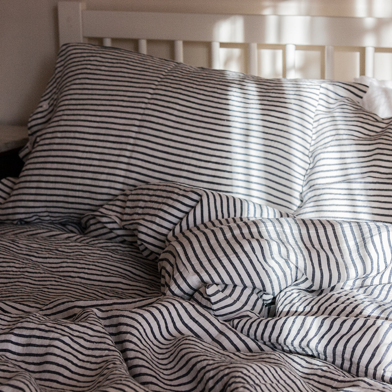 Almohadas de lino marinero rayado azul.