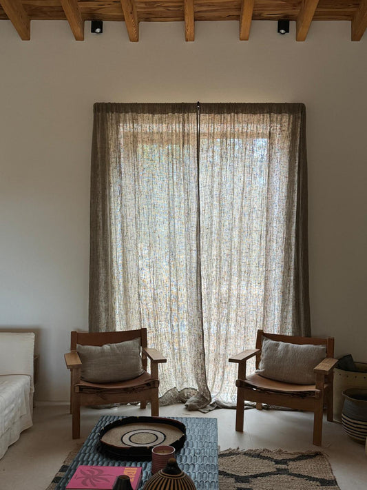 Cortina de lino grueso en ventana con sillones delante