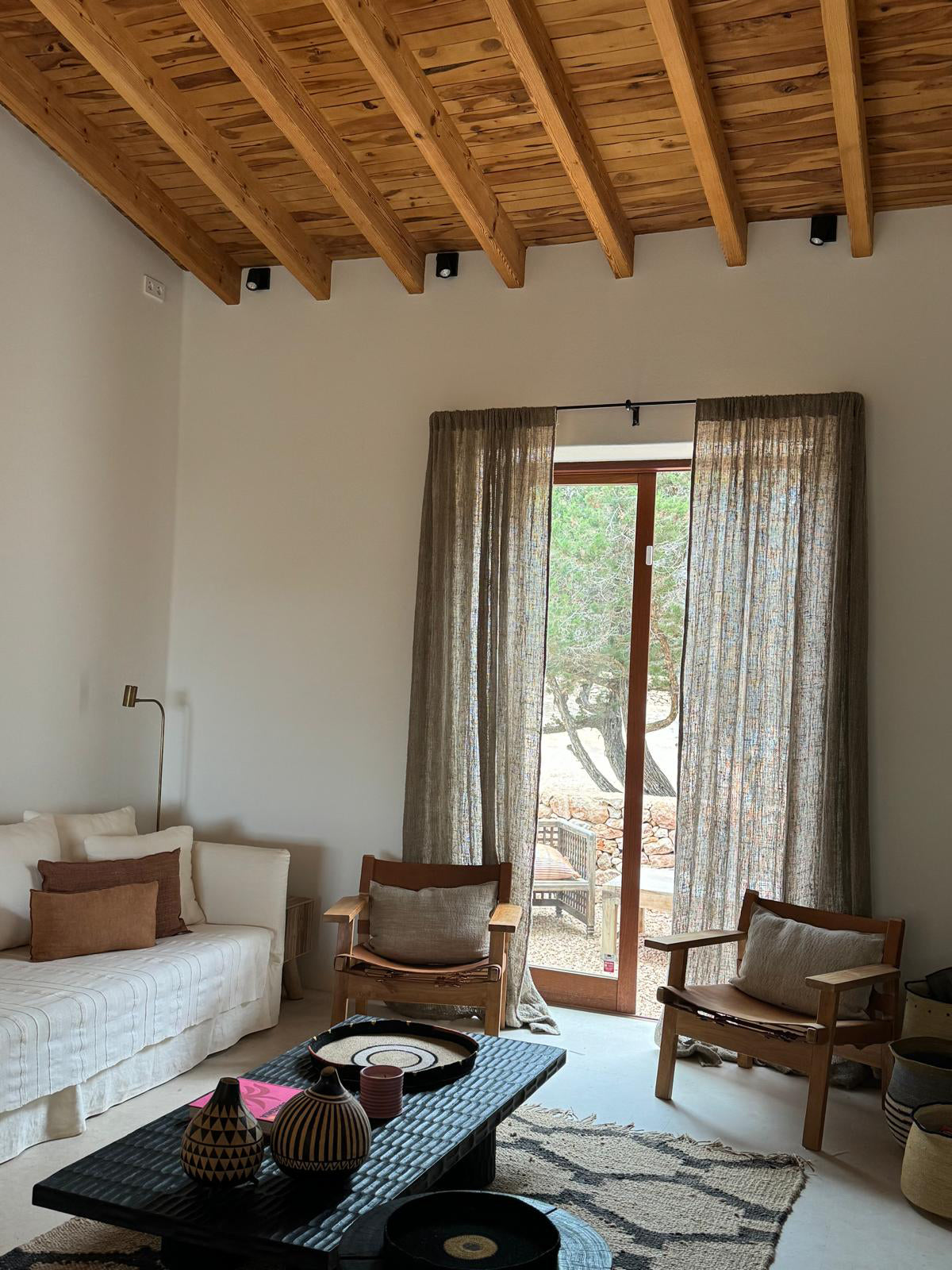 CORTINA DE LINO RÚSTICO EN CUARTO DE ESTAR 