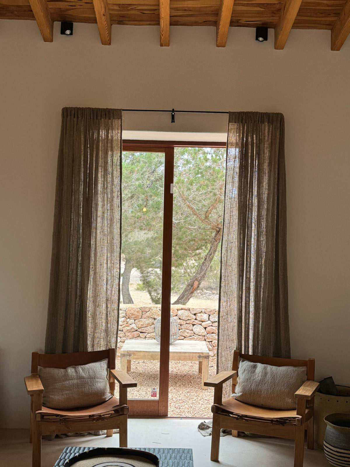 Cortina de lino natural en casa de campo