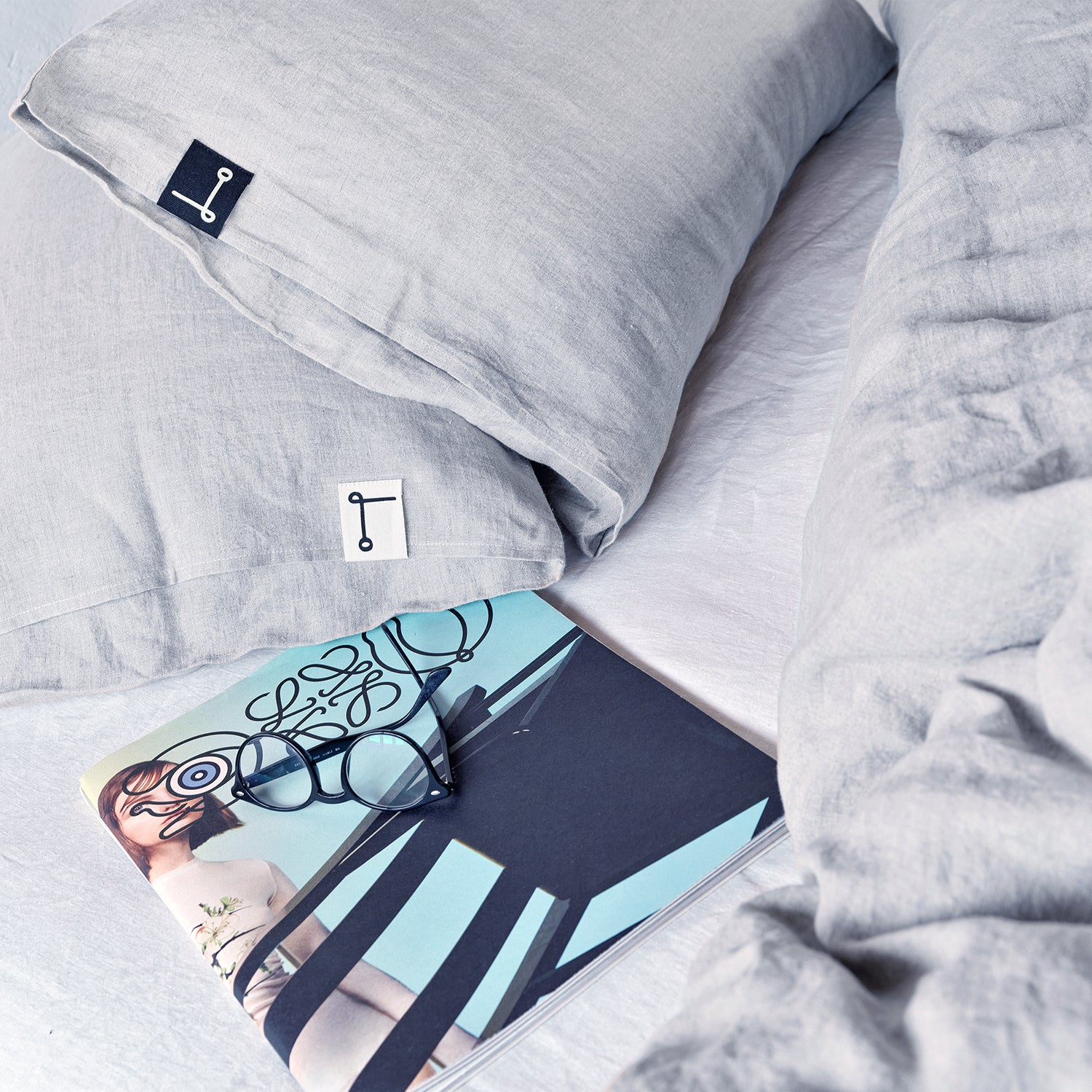 Juego de ropa de cama de lino lavado gris clarito. dELENZO