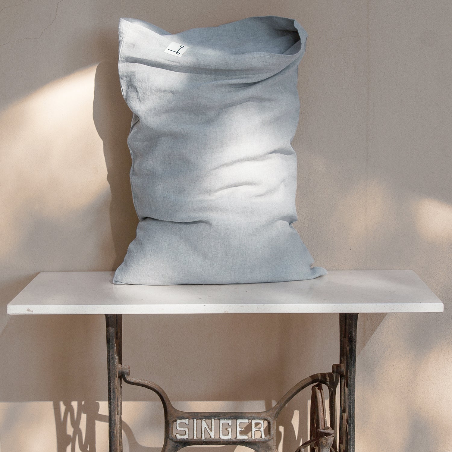 Funda de almohada de lino de color gris claro. dE.LENZO