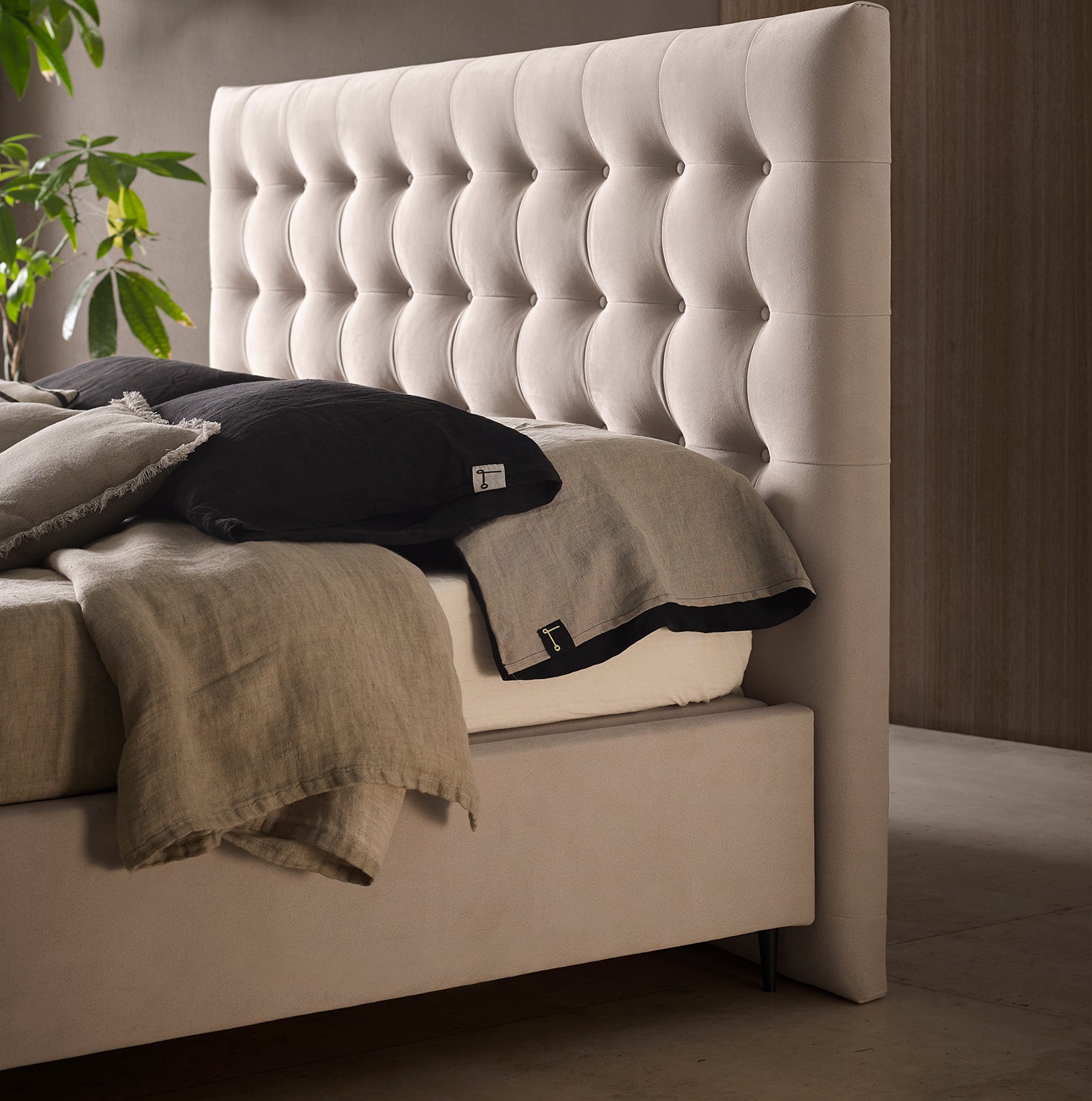 Almohadas de lino negras y naturales.