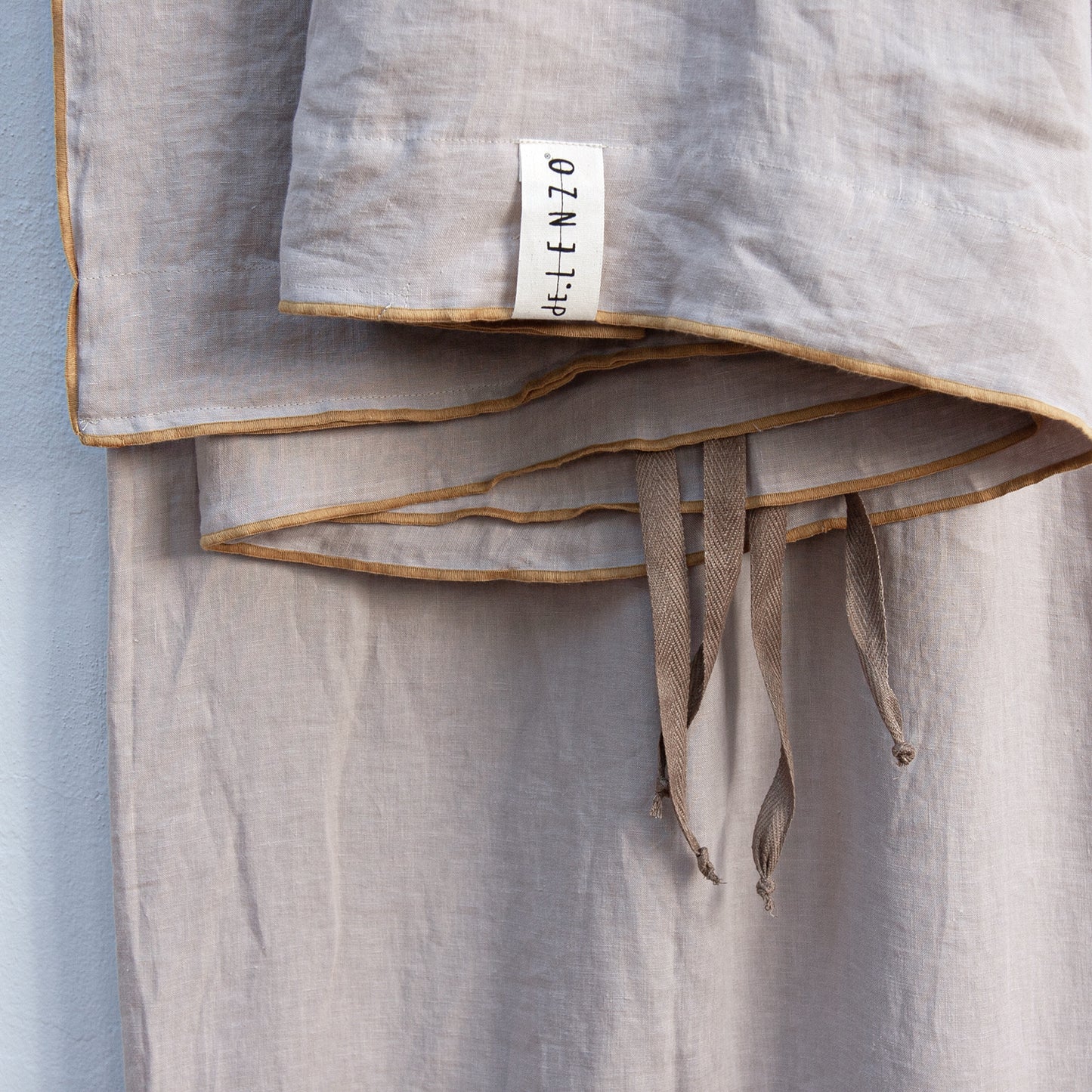 Funda nórdica de lino garbanzo con repulgo mostaza.