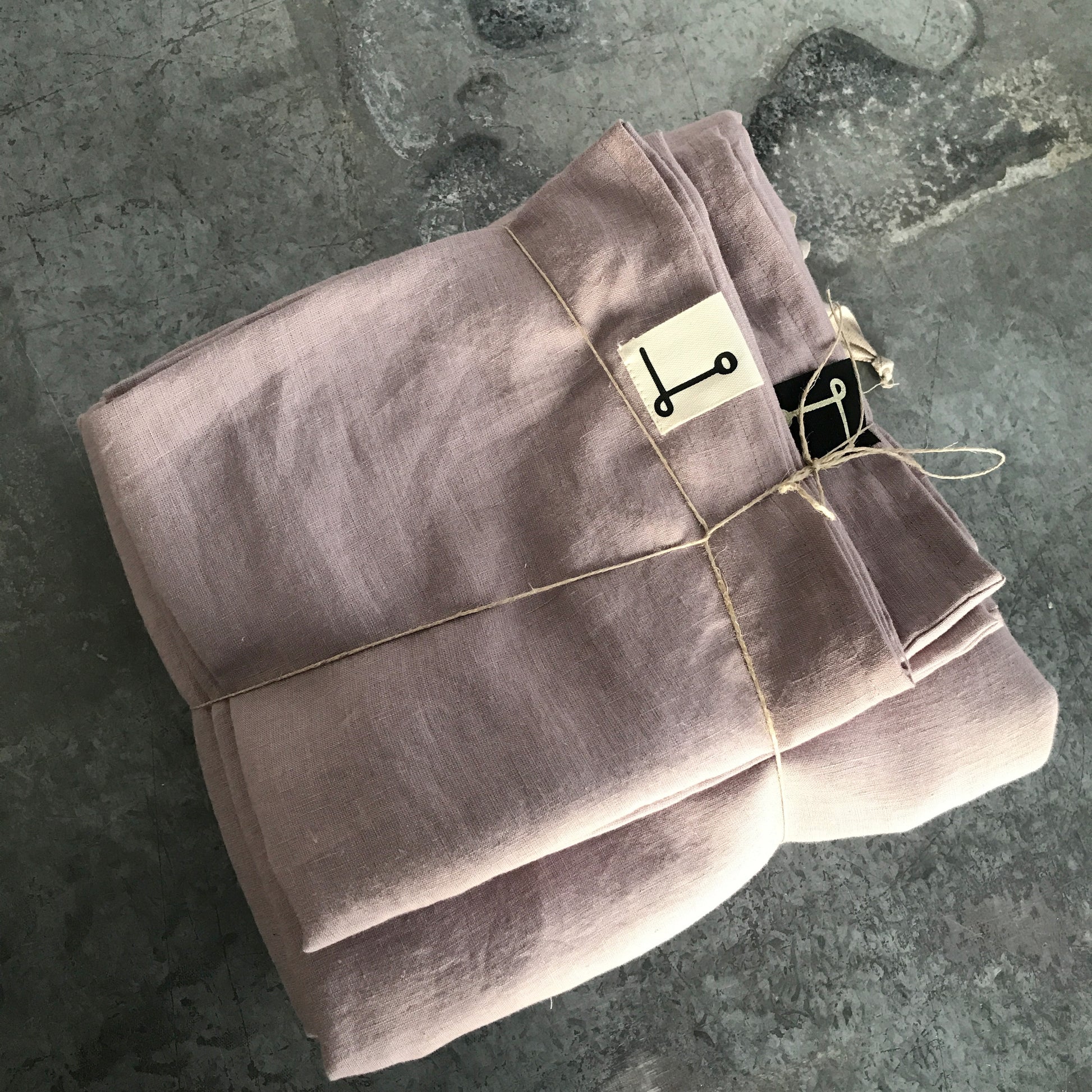 Detalle de Funda nórdica de lino de color malva de 180gr