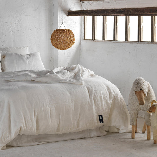 Juego de cama de 4 piezas de lino blanco rústico.