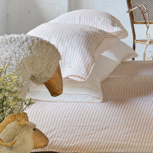 Detalle de juego de cama marinero rosa y blanco.