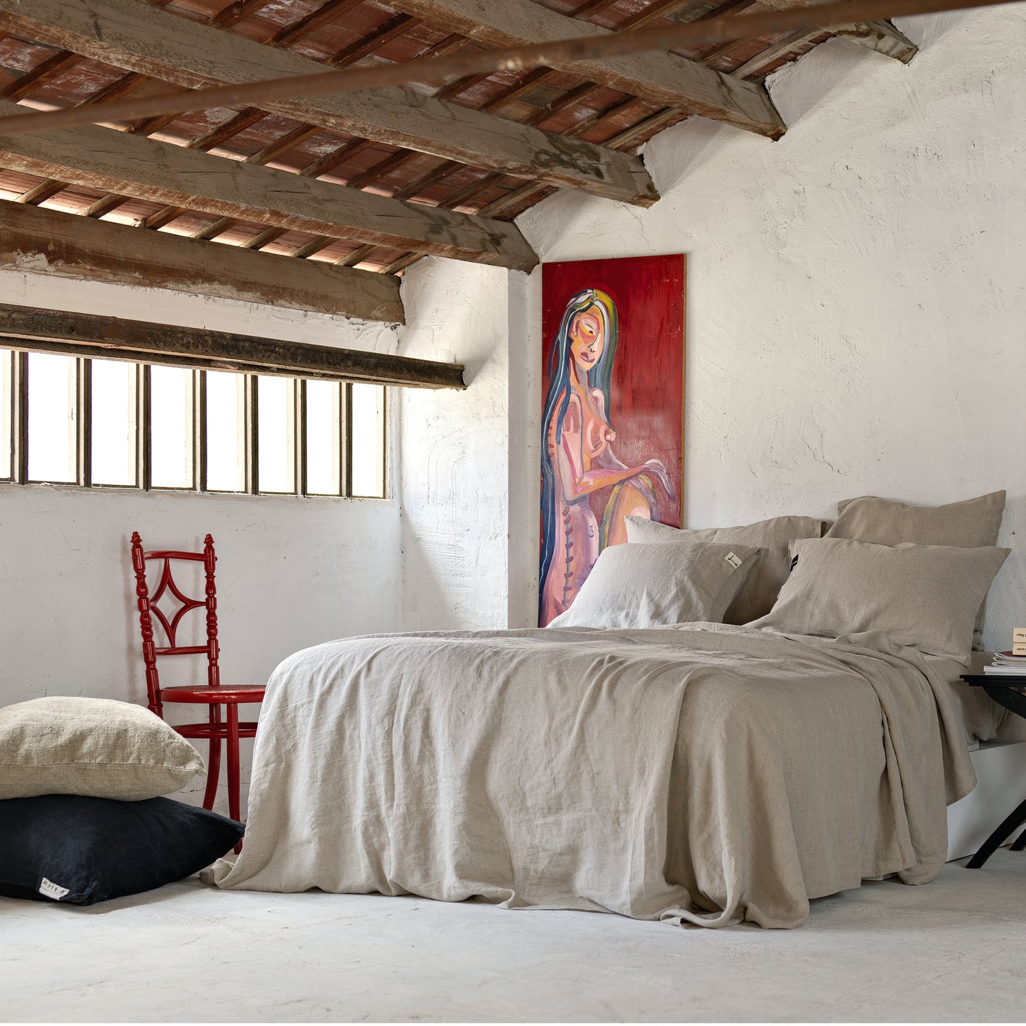 Sábanas de lino natural. Con juego de cuatro almohadones del mismo color.