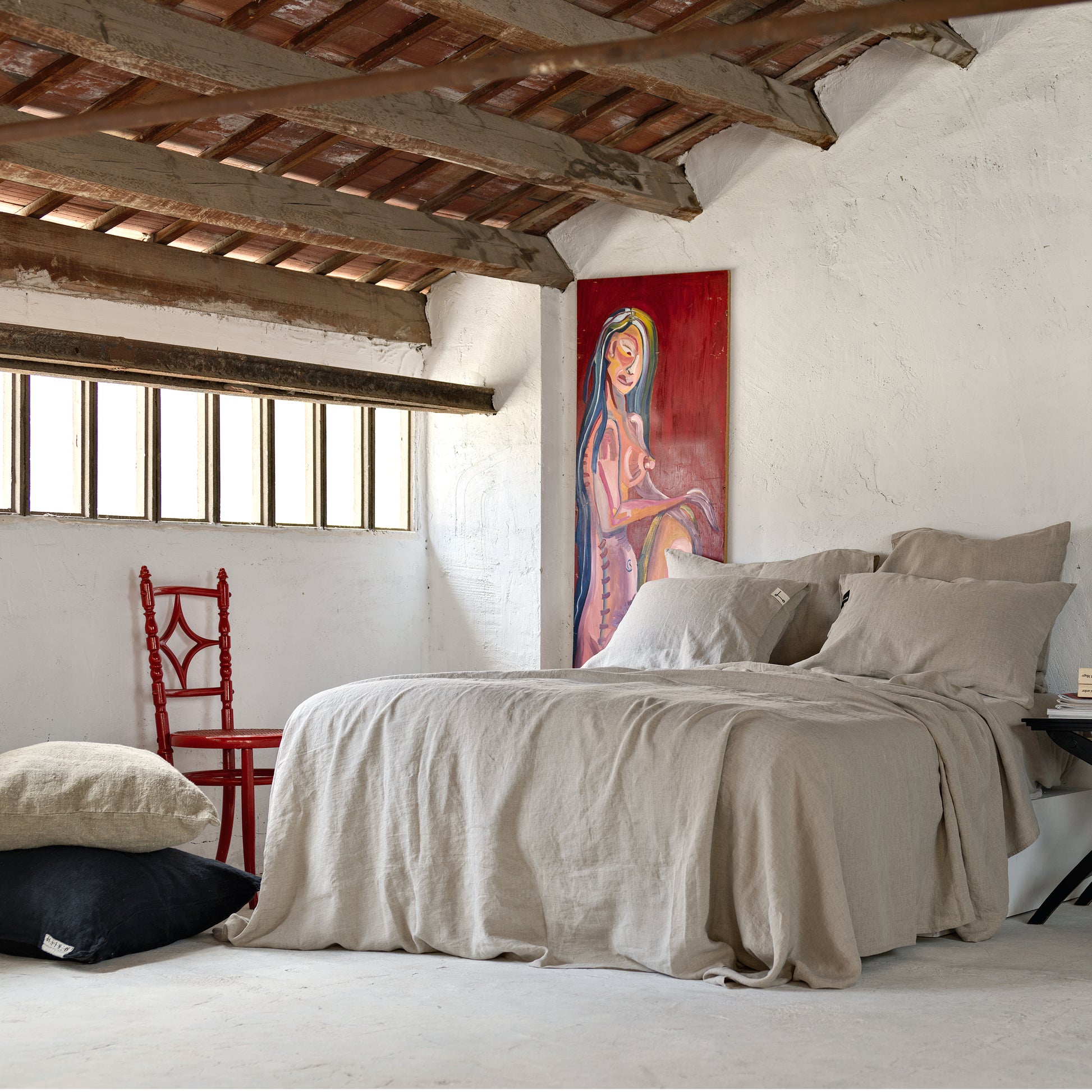 Sábanas de lino natural. Con juego de cuatro almohadones del mismo color.