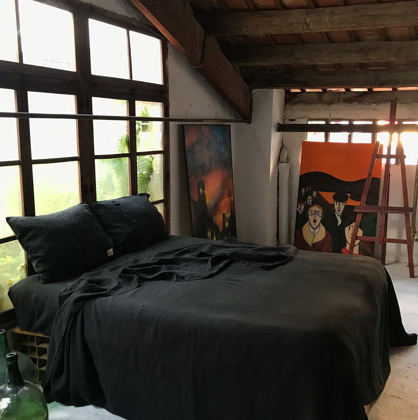 Juego de sábanas de lino NEGRAS - dE.LENZO en cama