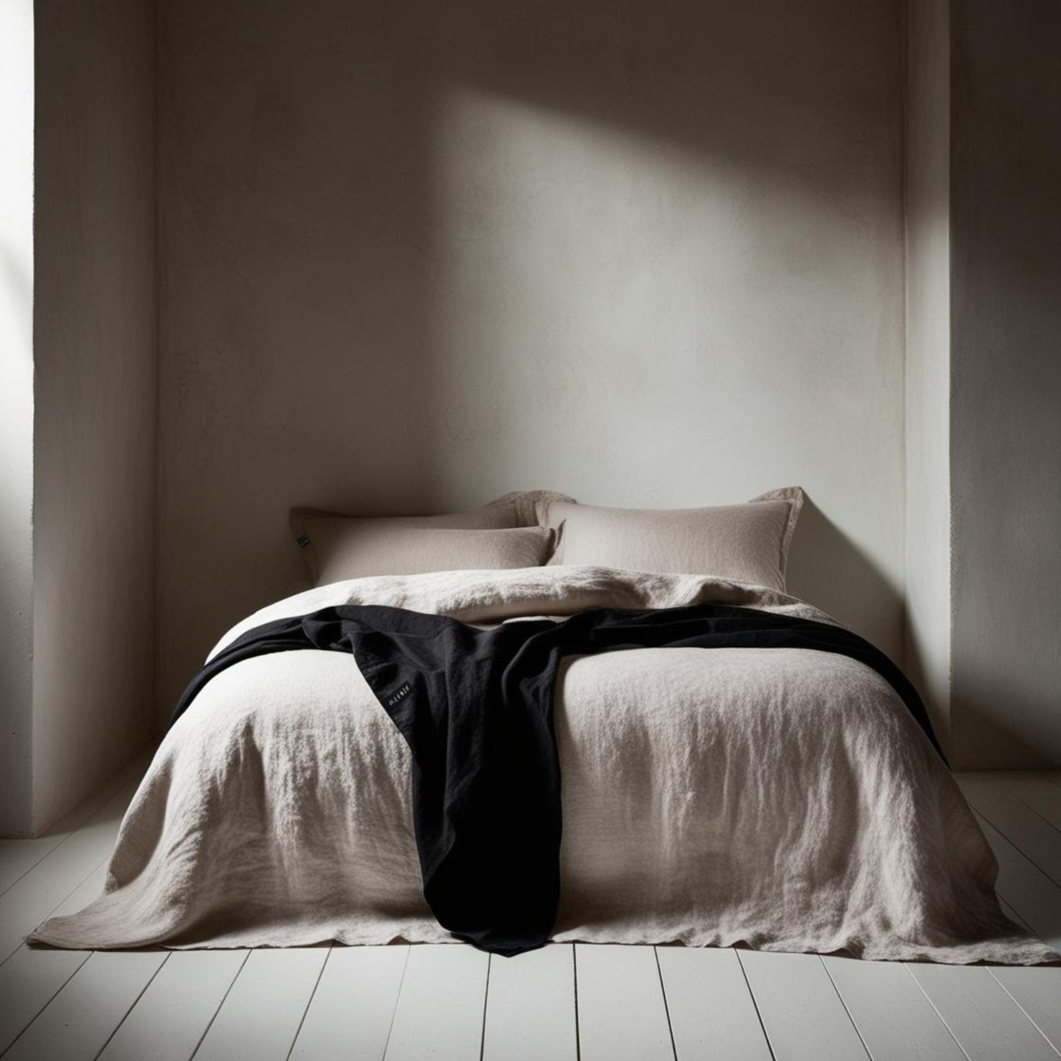 Juego de funda nórdica perla de lino en paredes rústicas blancas y ventana ladeada