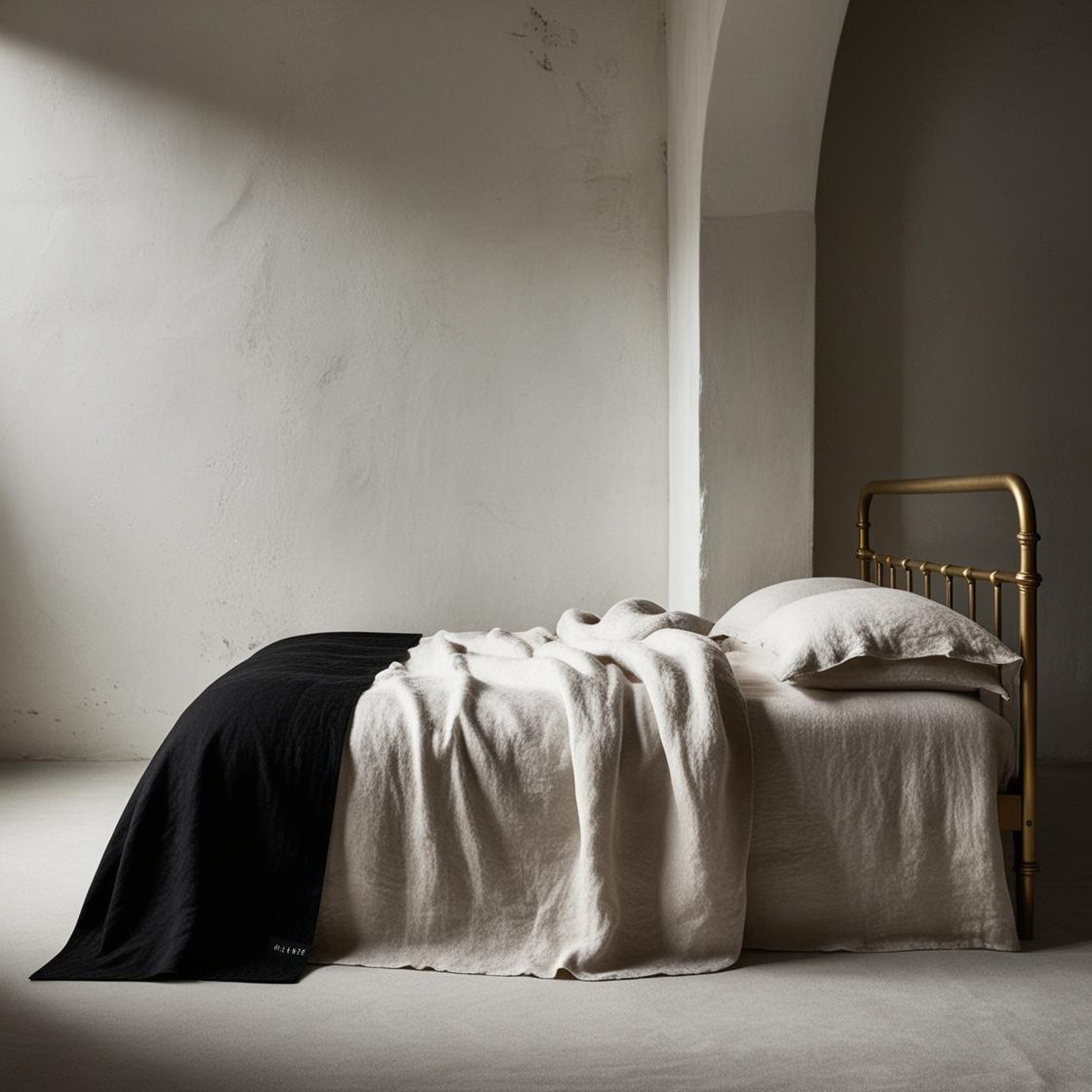 cama dorada con sabanas de lino