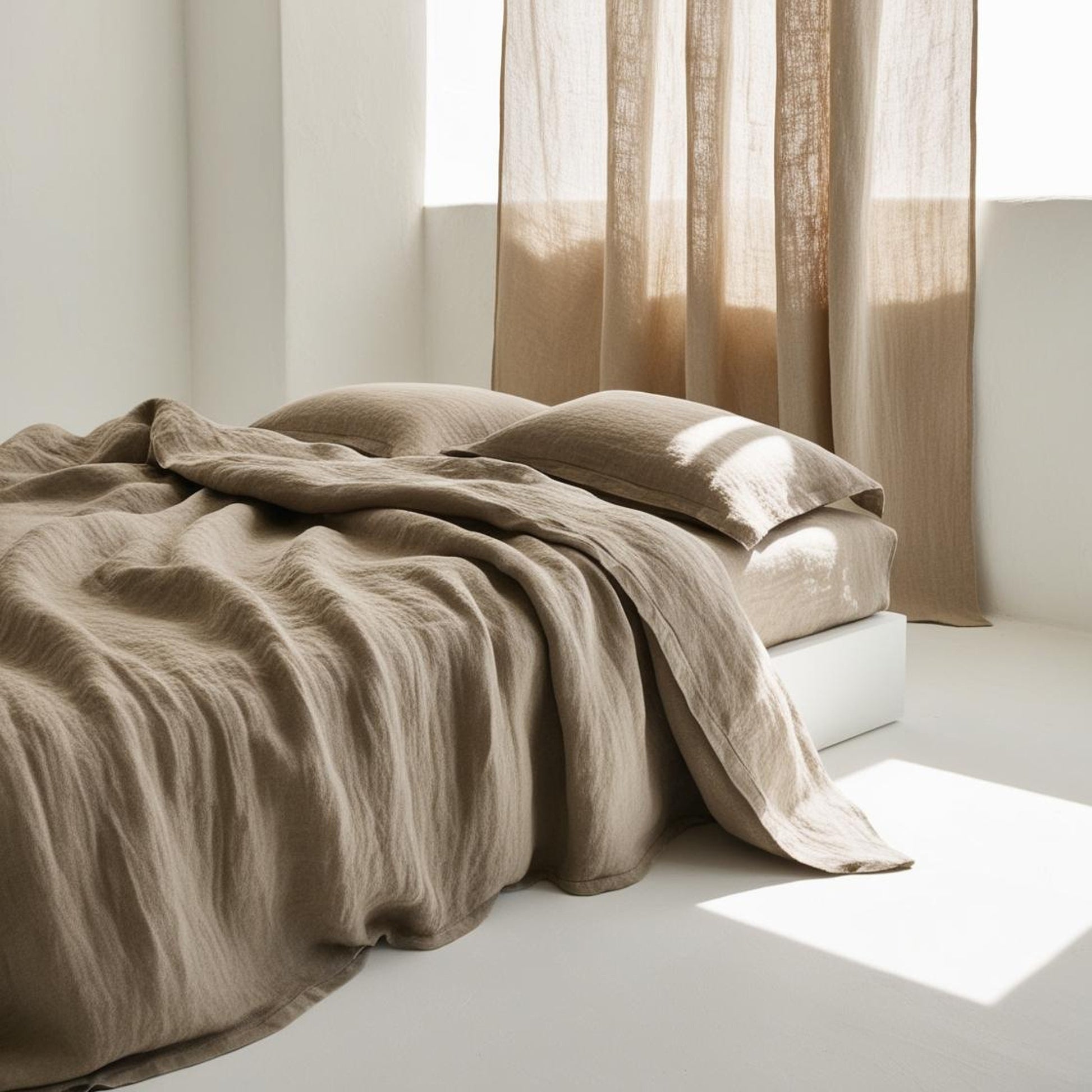 cama vestida de lino beig con cortina de lino a juego