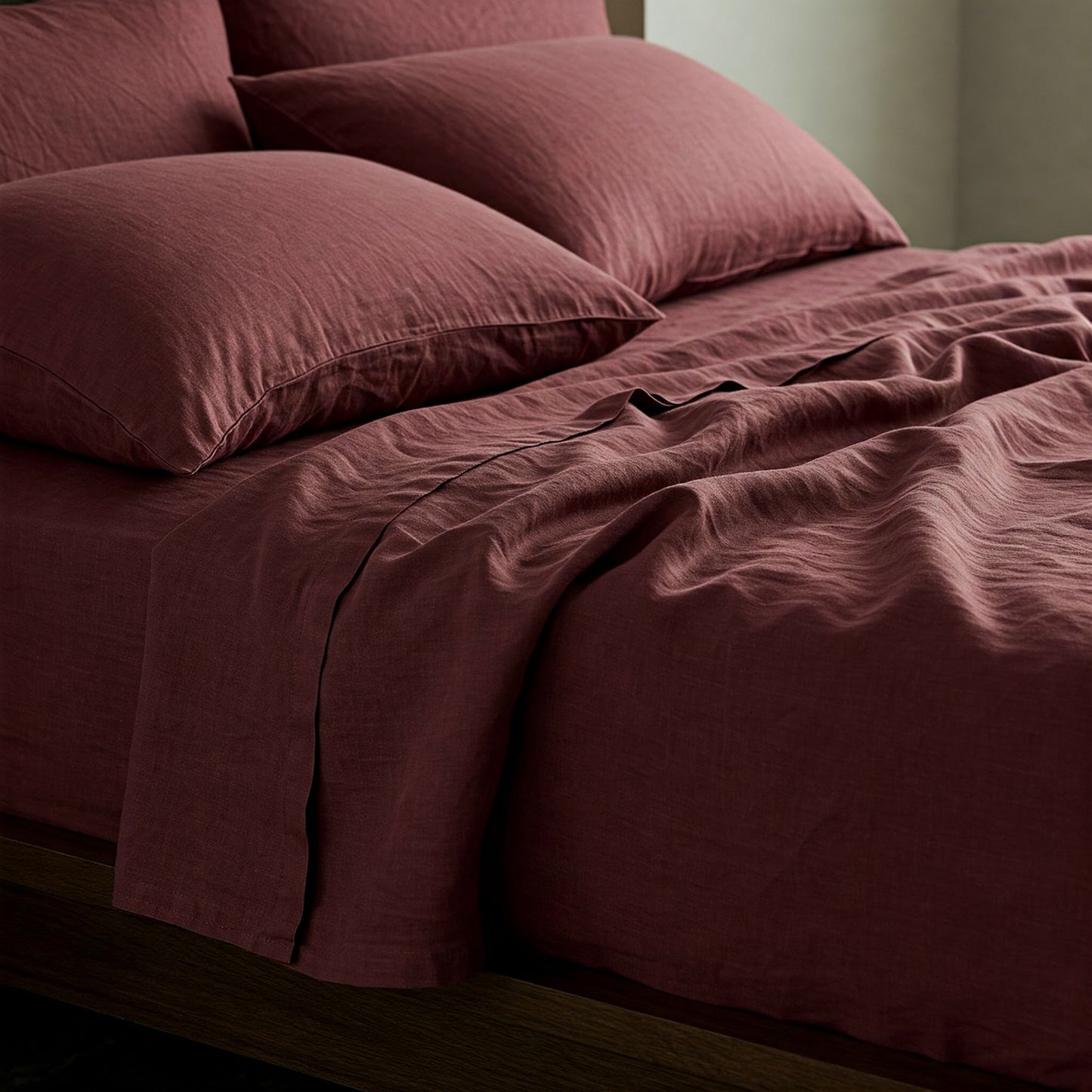 dETALLE DE JUEGO DE SÁBANAS DE LINO BURDEOS
