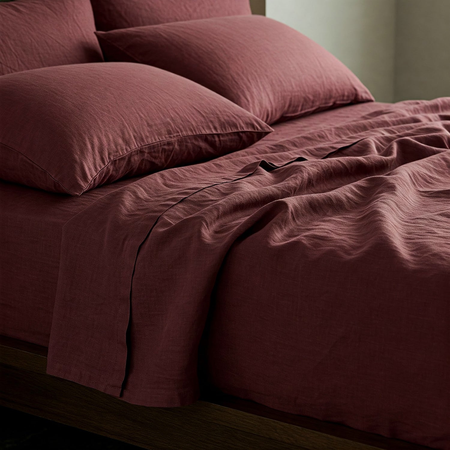dETALLE DE JUEGO DE SÁBANAS DE LINO BURDEOS