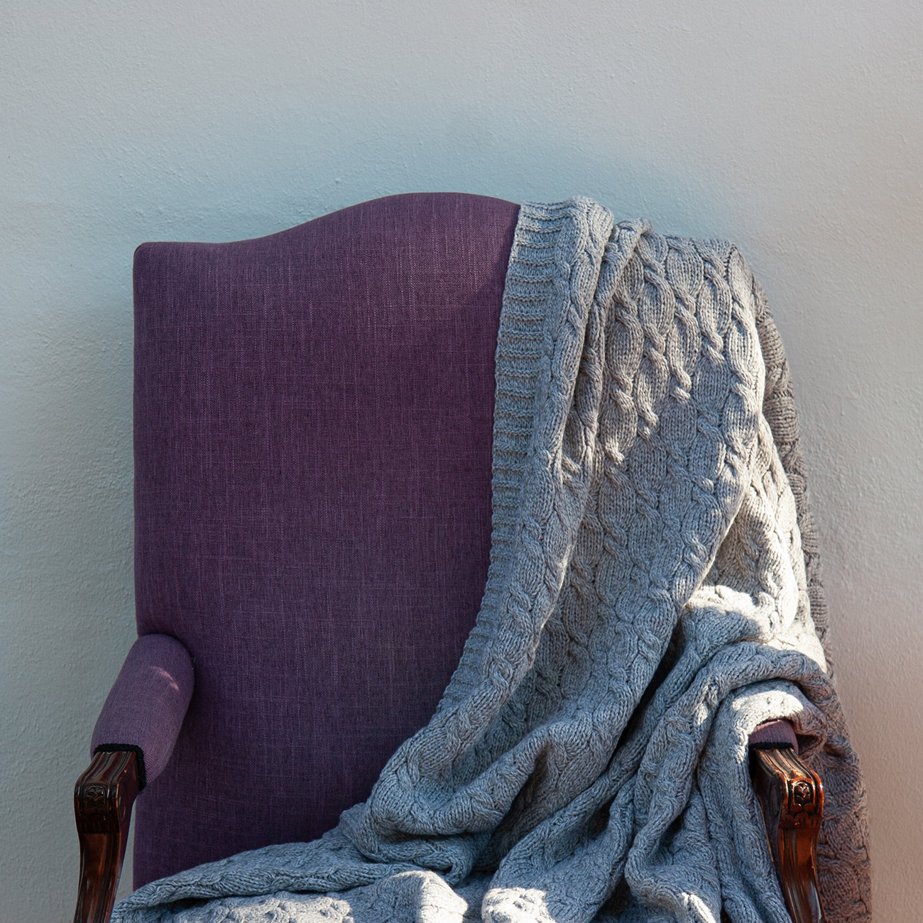 Detalle de manta de lana gris.