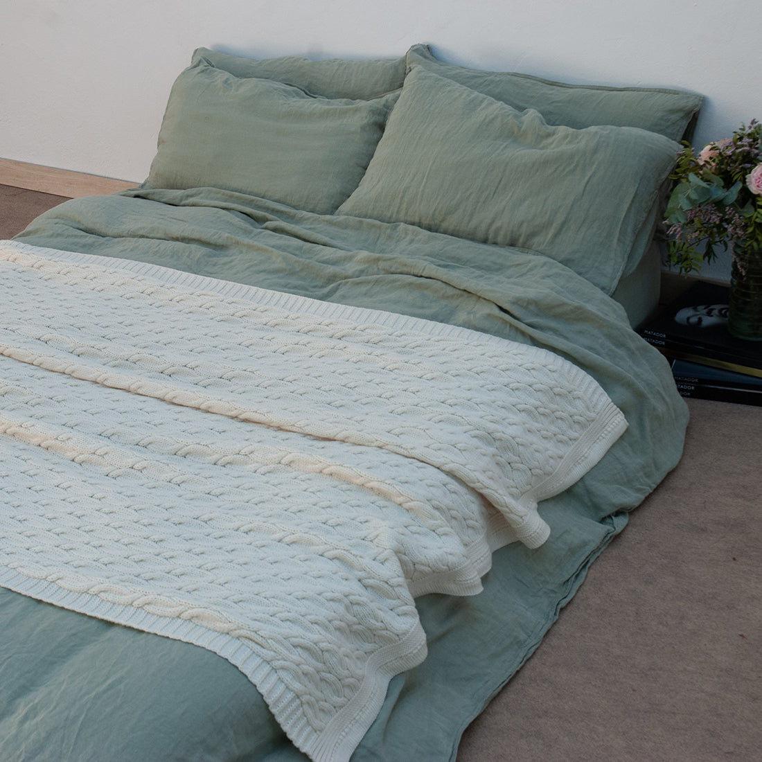 Manta de lana merino cruda trenzada.