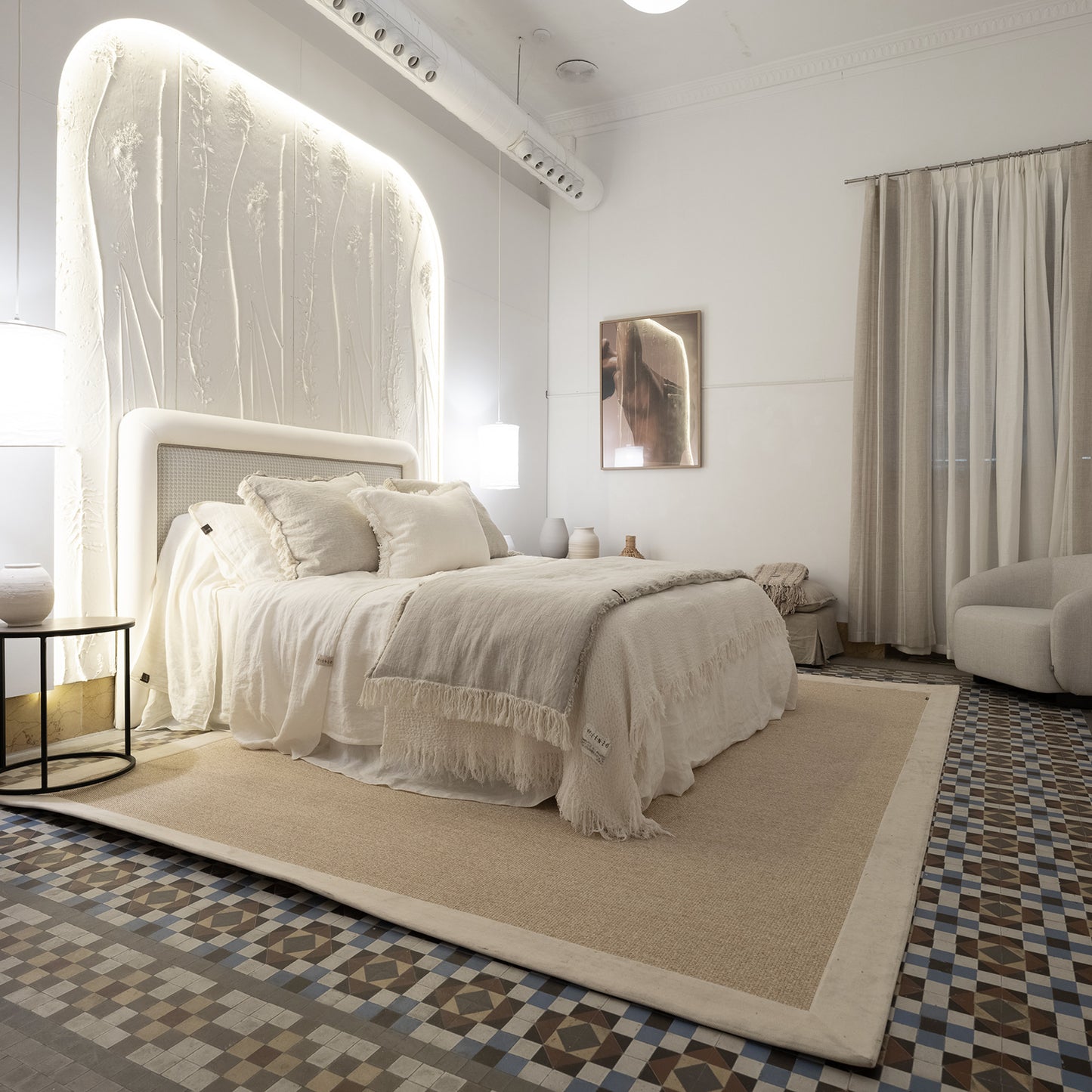 Habitación con suelo tradicional y ropa de cama de lino.