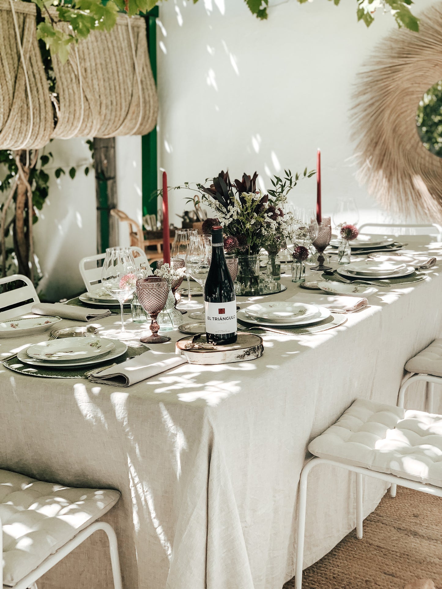 Mantel de lino en mesa de verano.