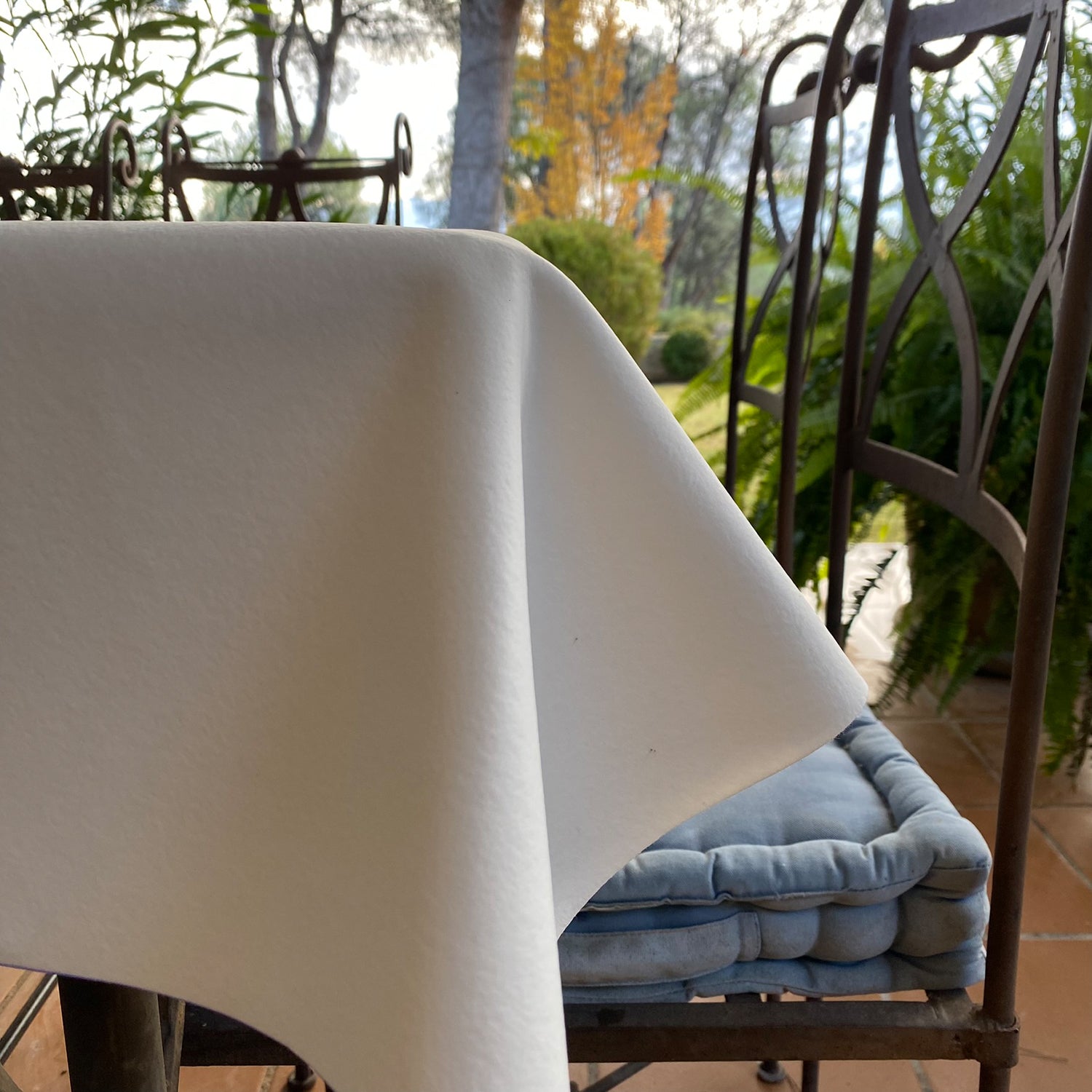 Protector para mesa en mesa de hierro de jardín.