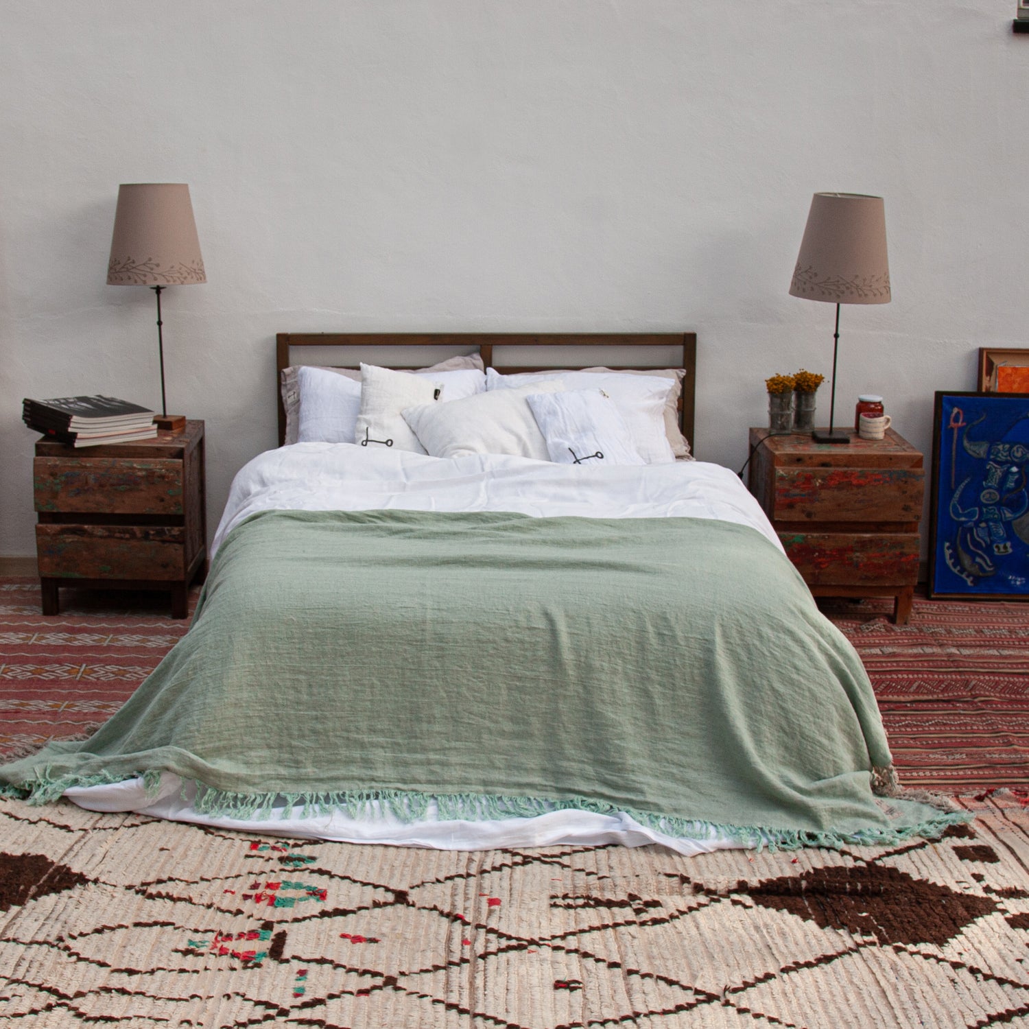 Ropa de cama de lino blanca con plaid verde menta