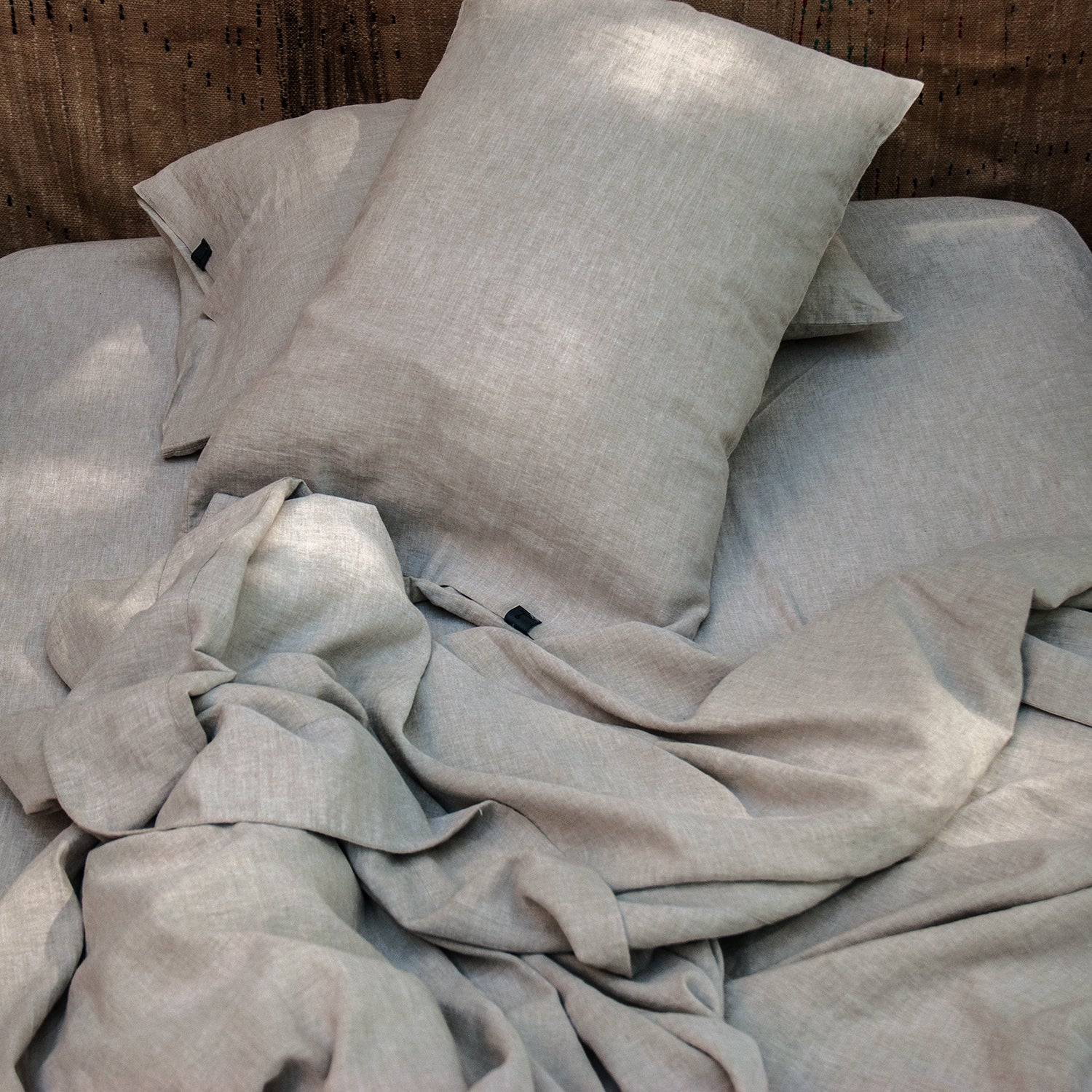 Fundas de almohada de lino natural rústico.