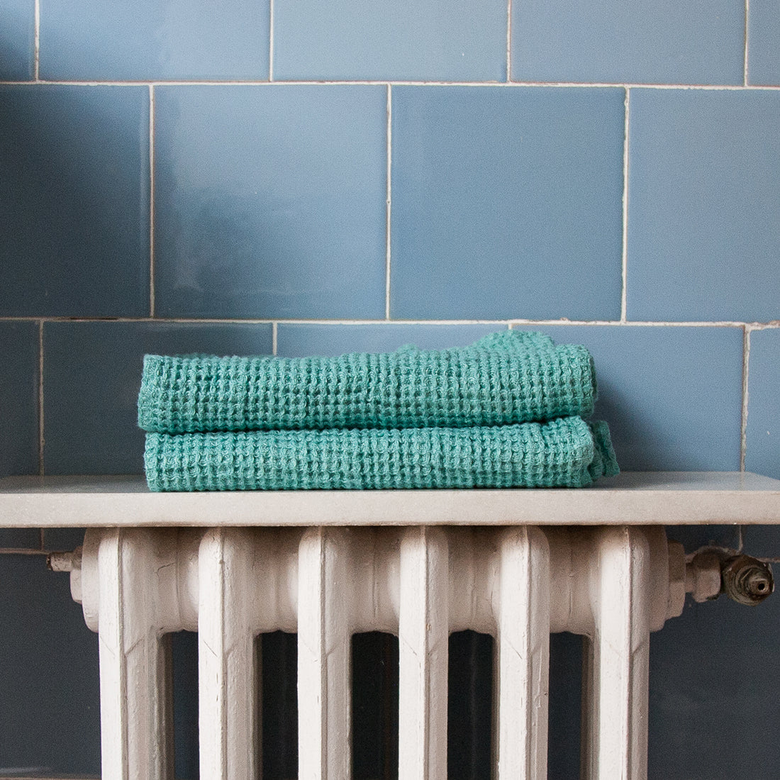 Juego de dos toallas de lino gofrado.