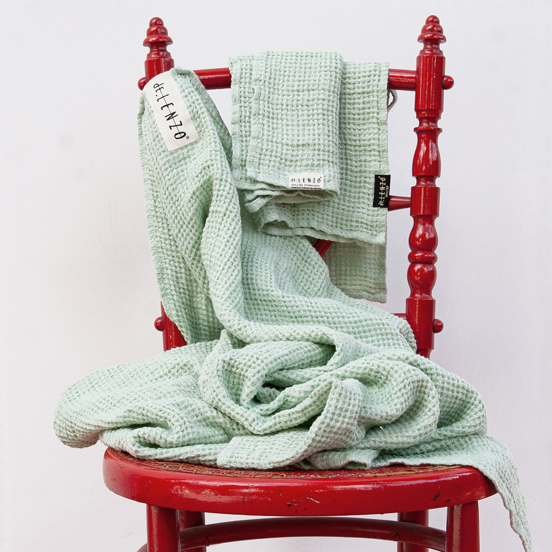 Juego de dos toallas de lino gofrado verde suave.