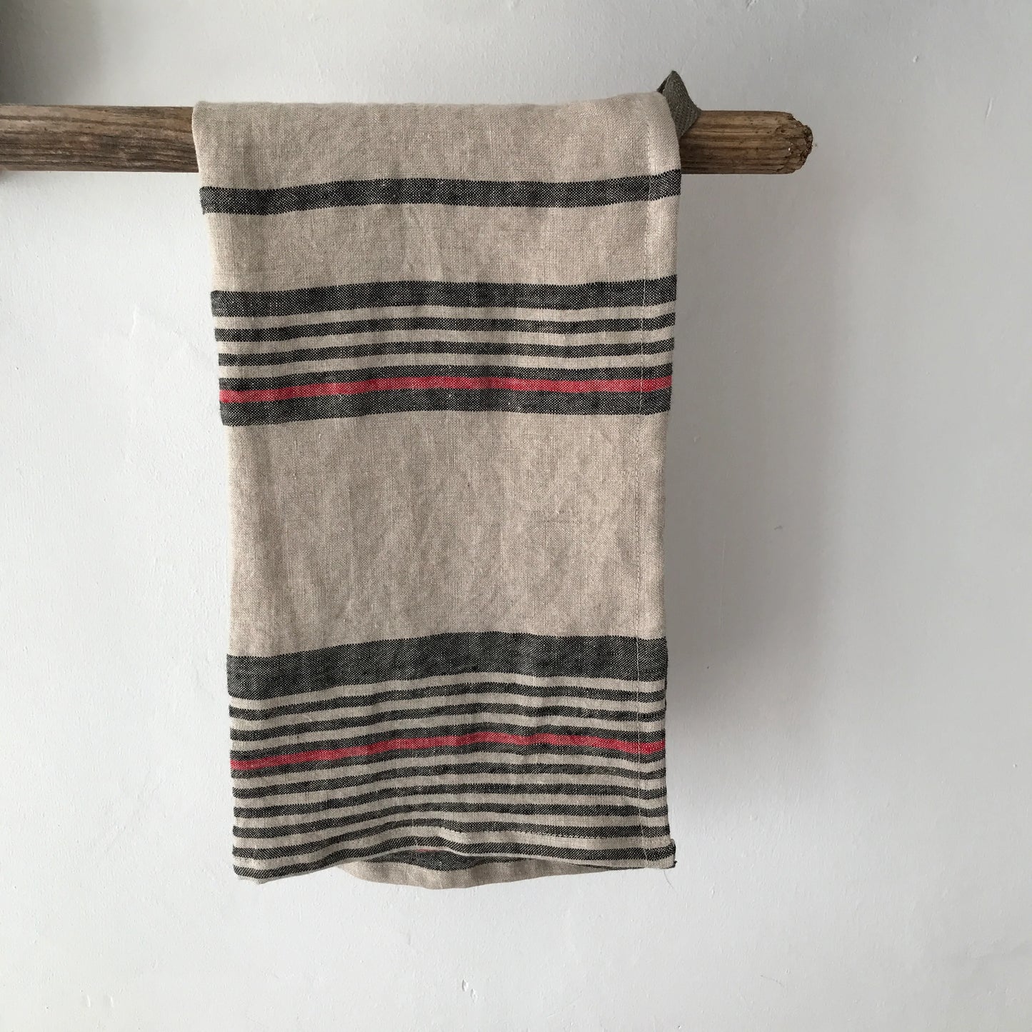 Detalle del paño de cocina Marsella de rayas de lino natural y negro.