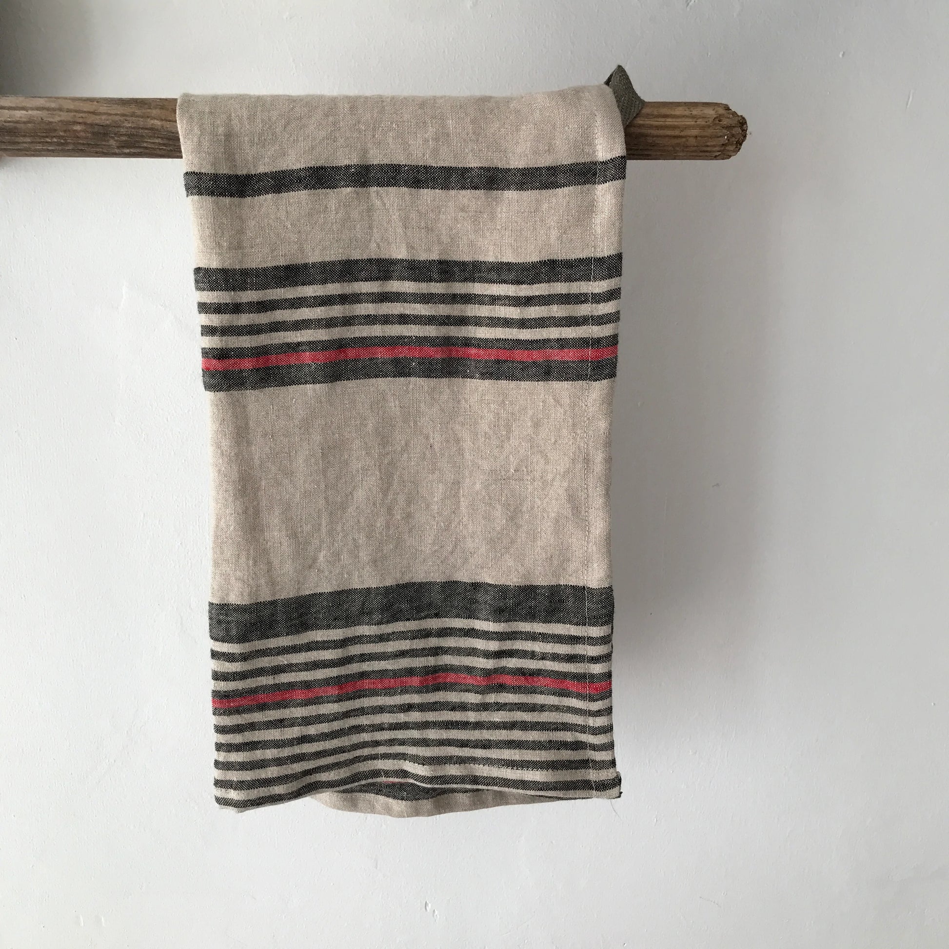 Detalle del paño de cocina Marsella de rayas de lino natural y negro.